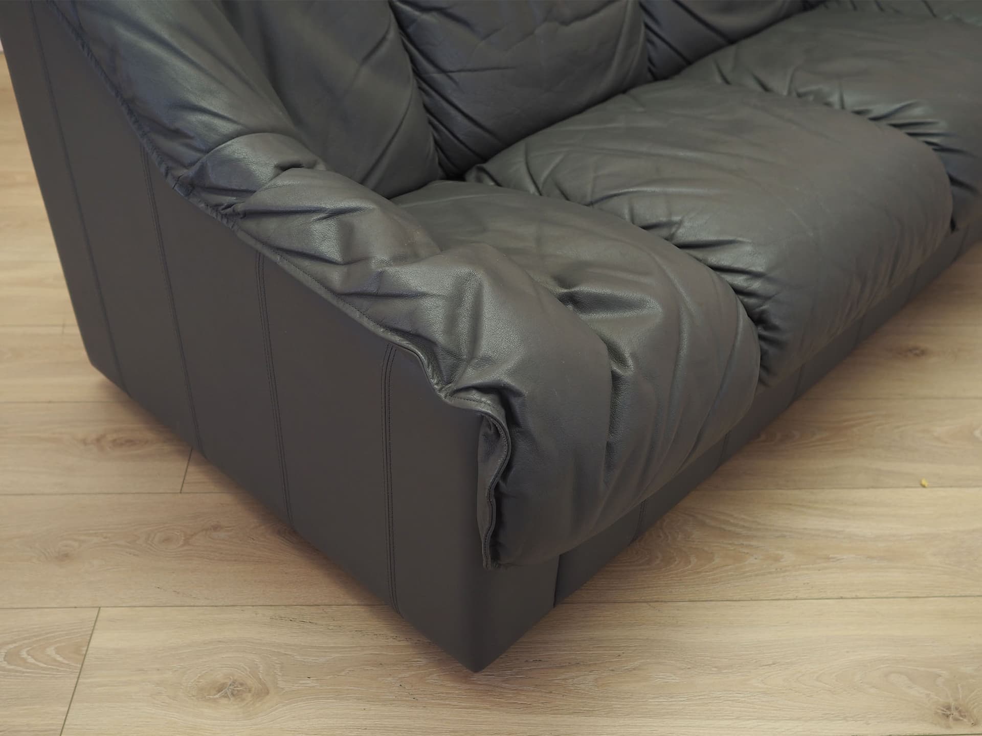 Sofa trzyosobowa, szara skóra, drewno czarne, Włochy, lata 70. - 371831