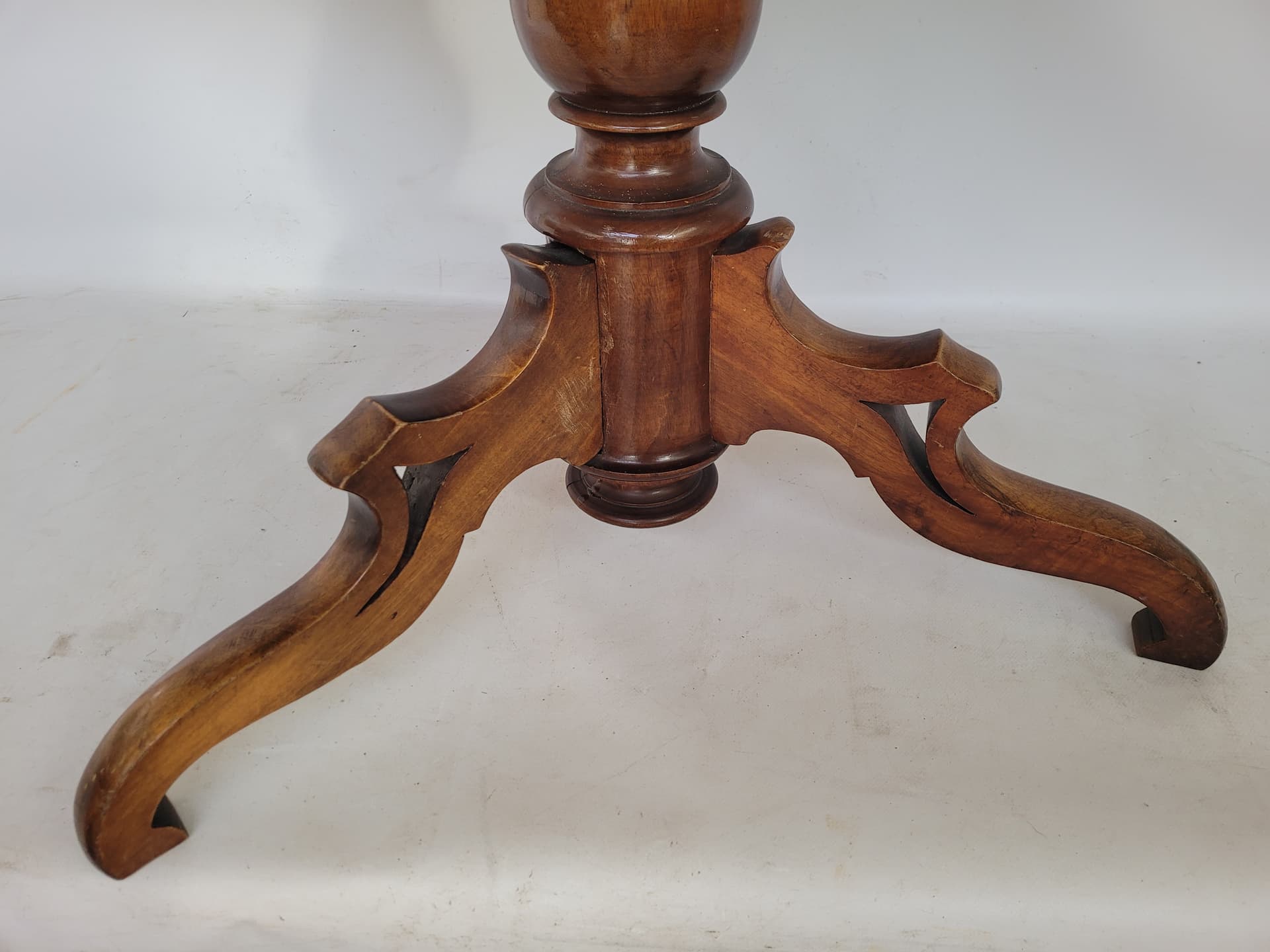 Stół okrągły art déco, brązowy, orzech, lata 30. - 371904