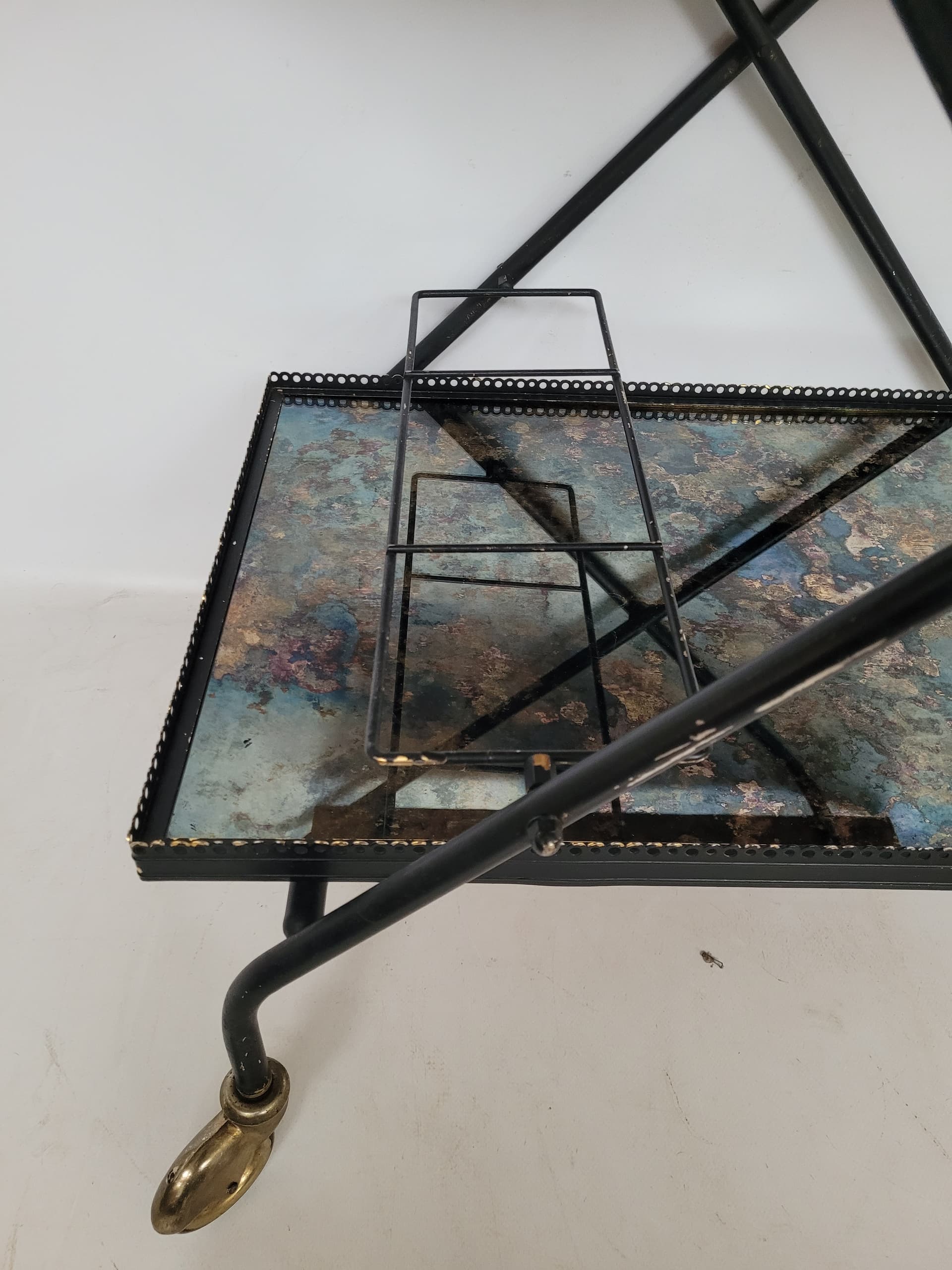 Wózek barowy, szkło wielokolorowe, metal czarny, mosiądz złoty, lata 70. - 371928