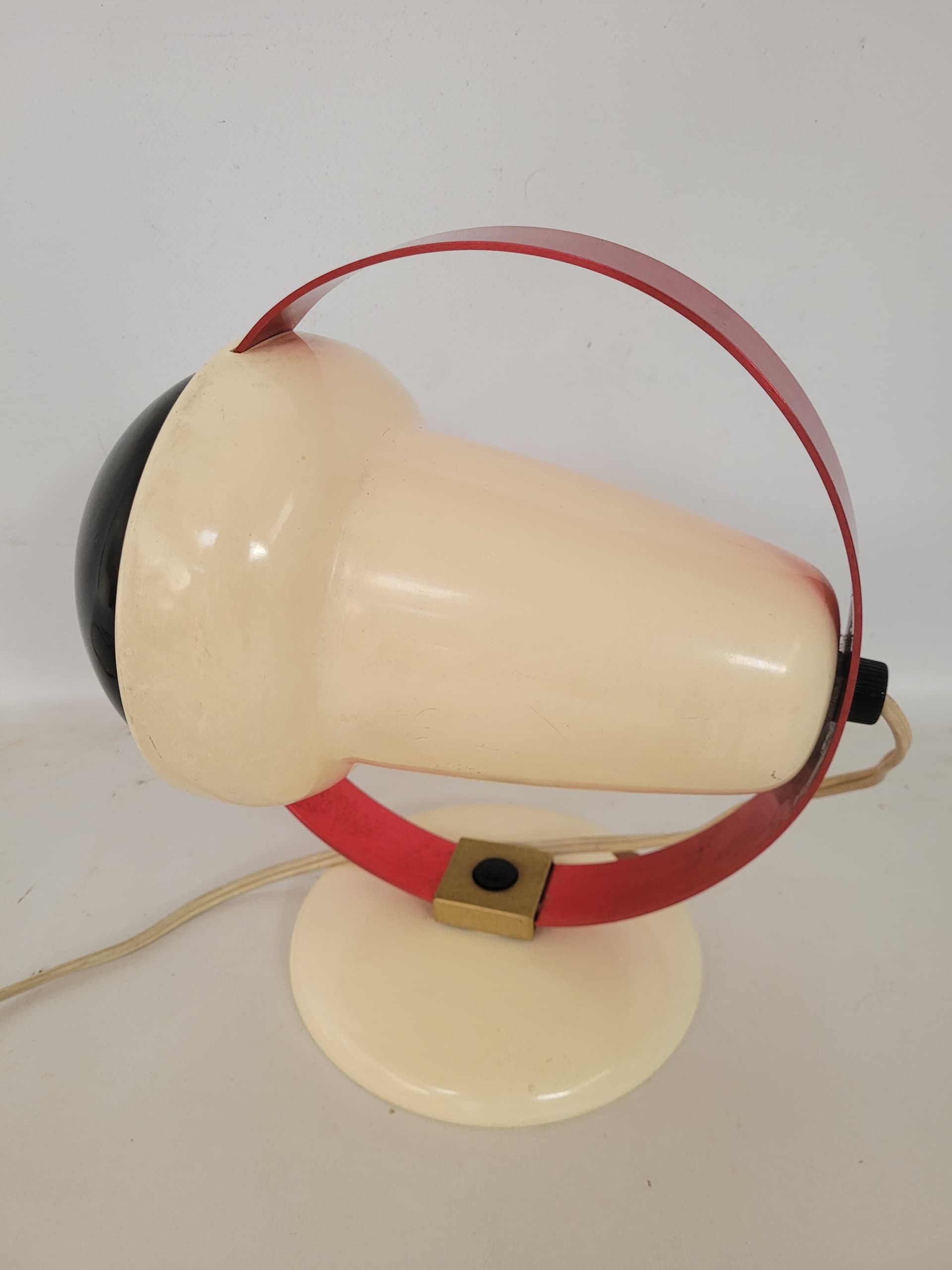 Lampa stołowa Space Age, metal kremowy, plastik czarny czerwony, lata 60. - 371969