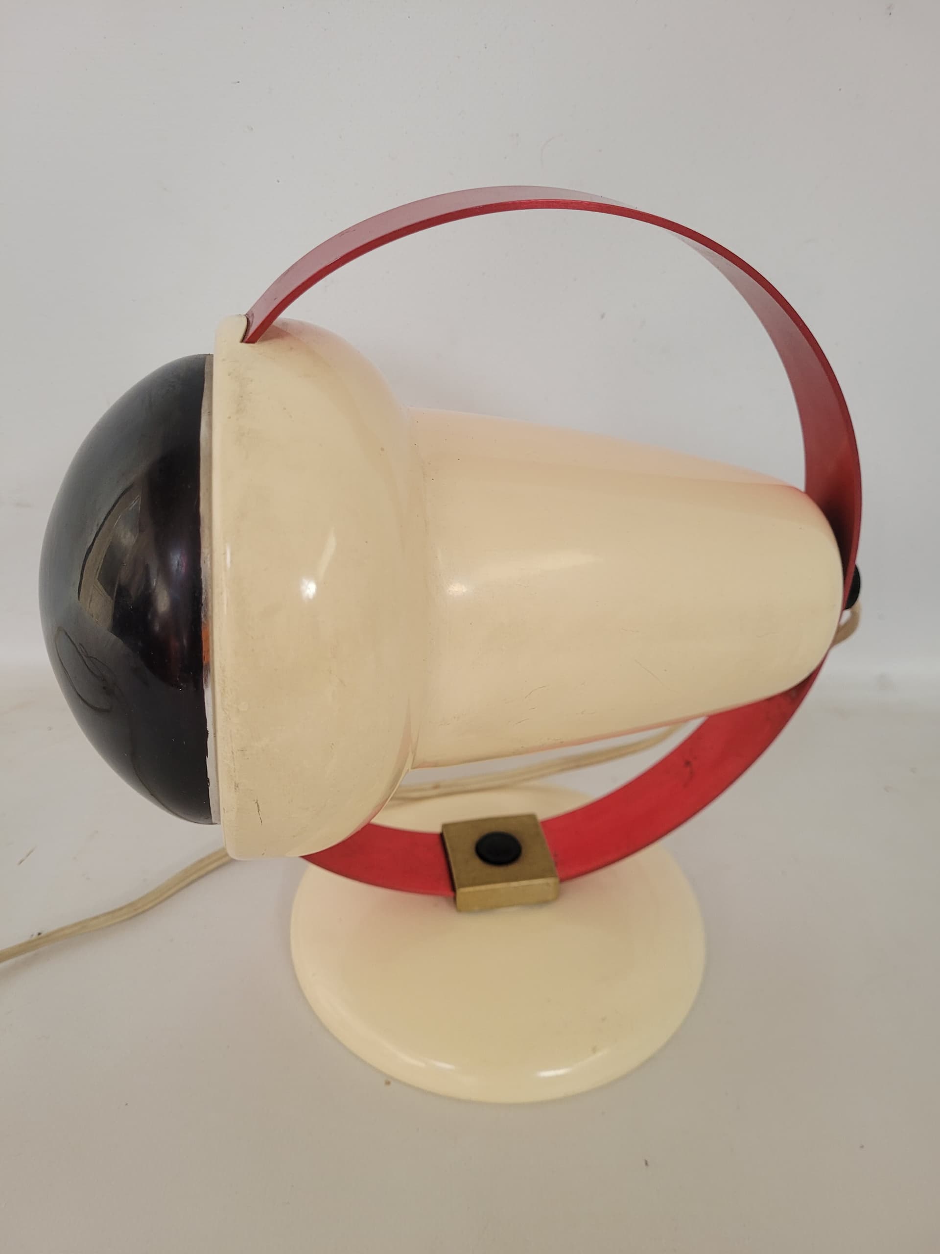 Lampa stołowa Space Age, metal kremowy, plastik czarny czerwony, lata 60. - 371964