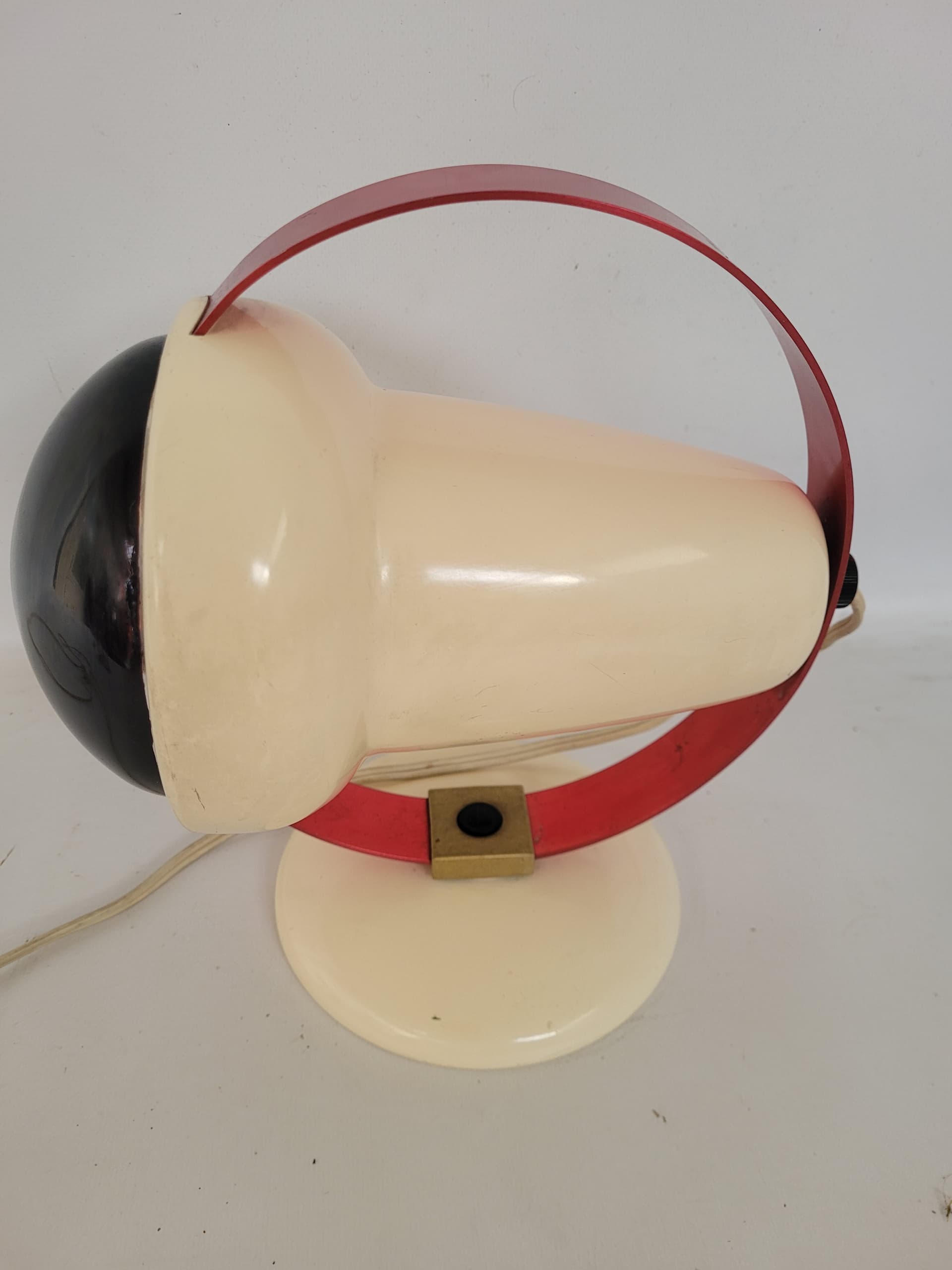 Lampa stołowa Space Age, metal kremowy, plastik czarny czerwony, lata 60. - 371971