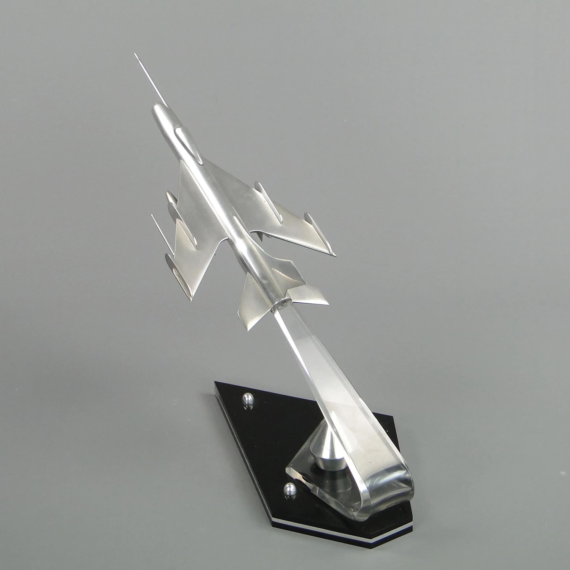 Model samolotu F-16 Walczący Sokół, srebrny, aluminium polerowane, akryl czarny, USA, lata 70. - 372020