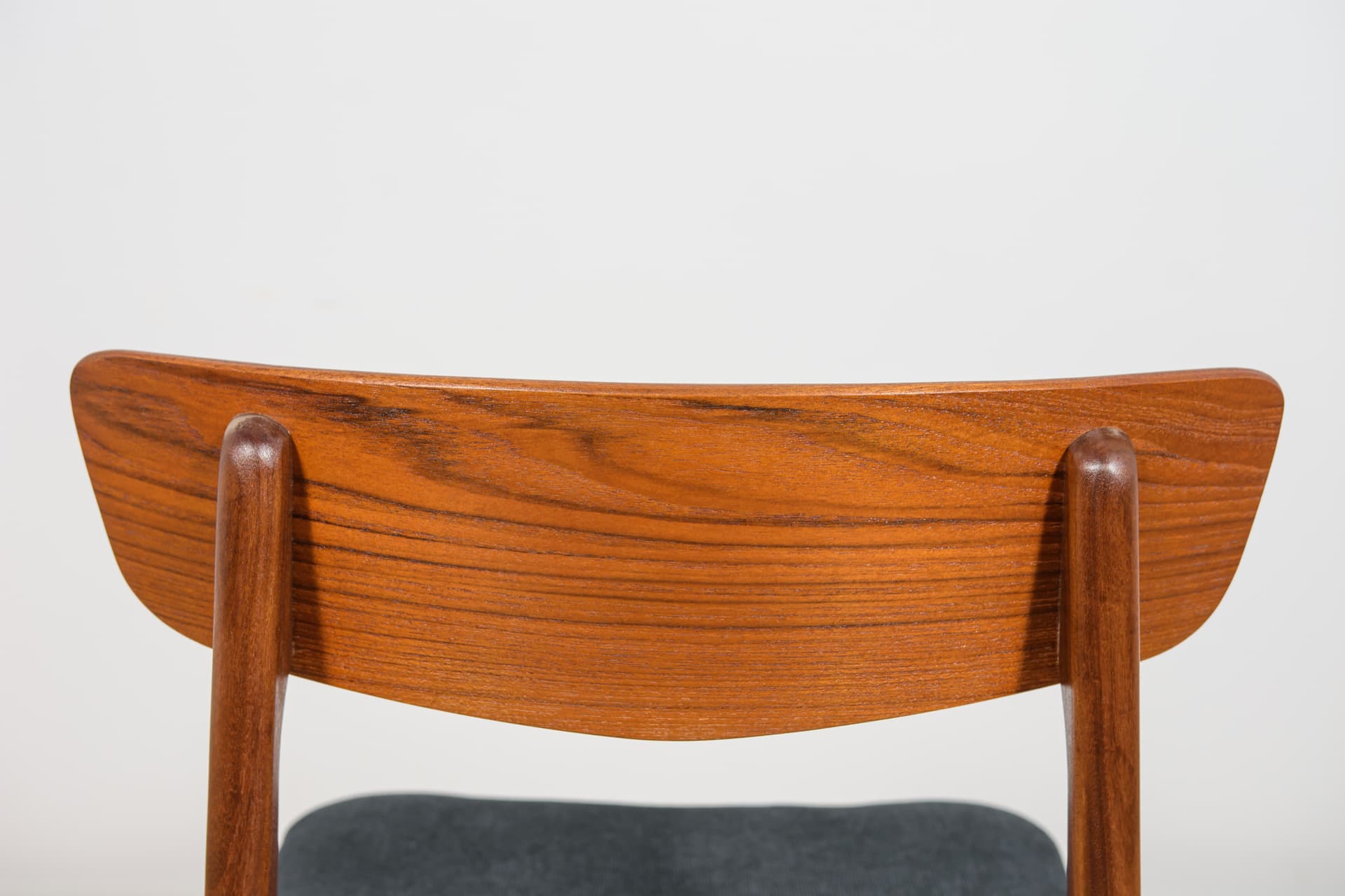 Komplet czterech krzeseł, teak brązowy, tkanina czarna, Farstrup Møbler, Dania, lata 60. - 372033