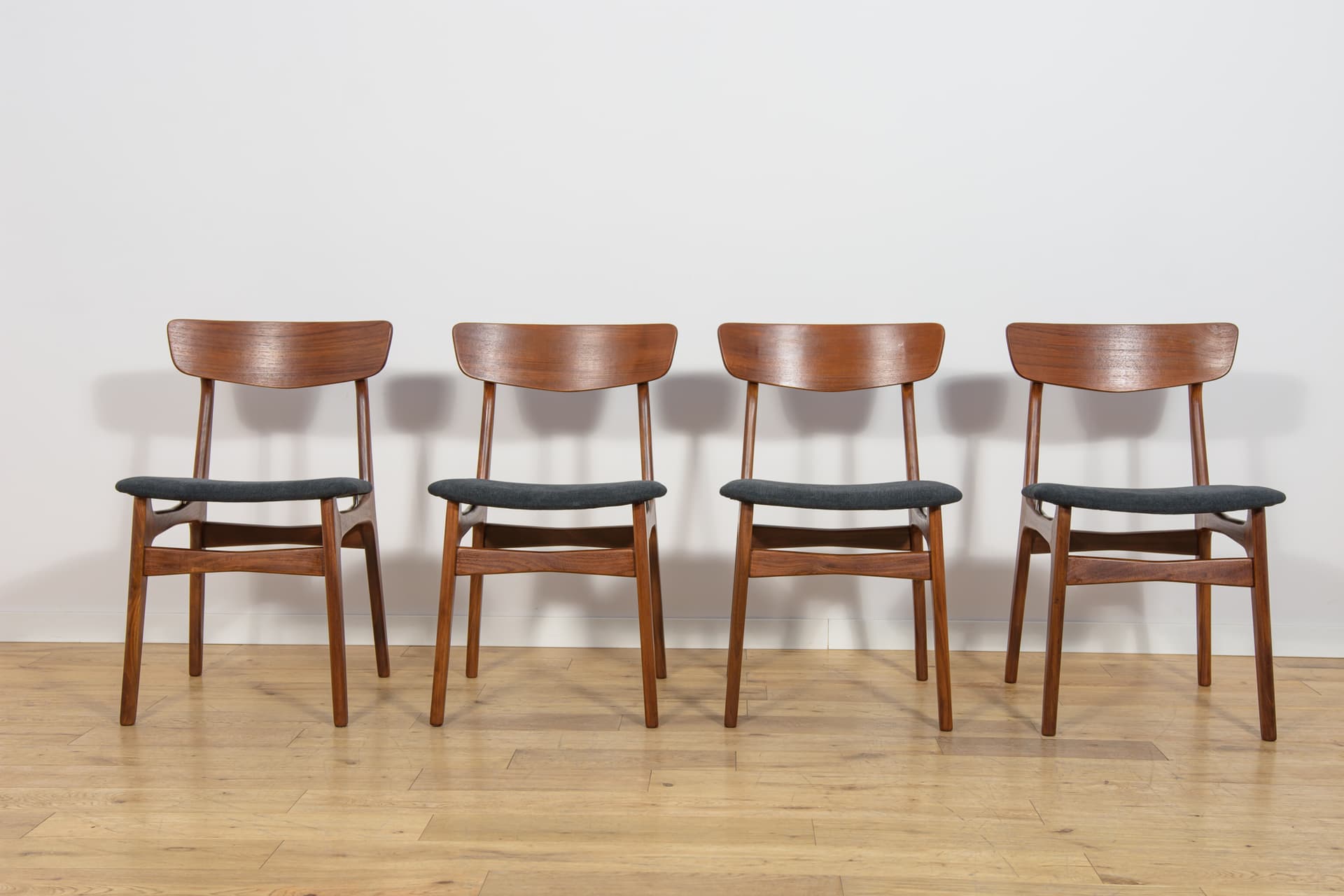Komplet czterech krzeseł, teak brązowy, tkanina czarna, Farstrup Møbler, Dania, lata 60. - 372022