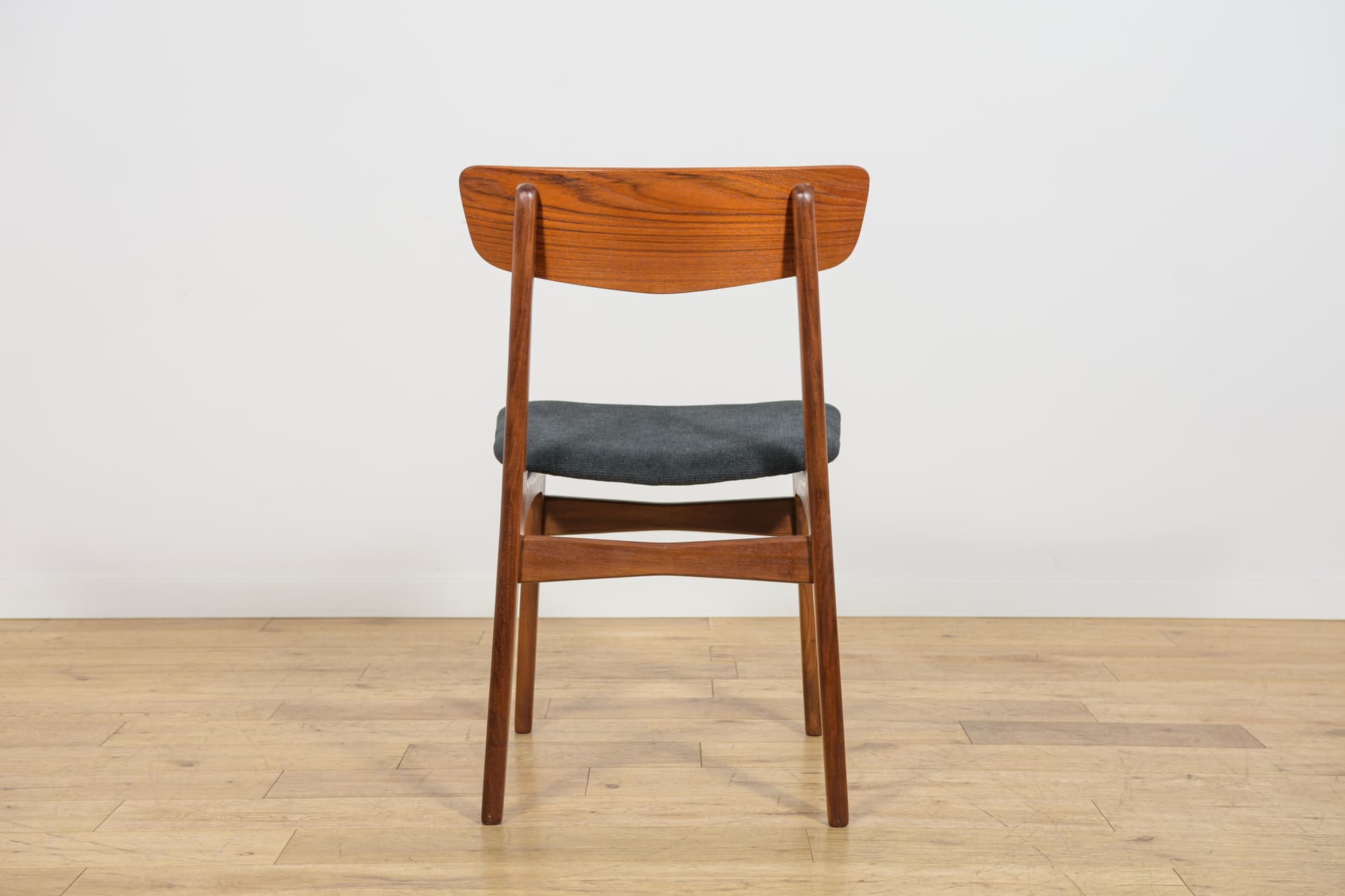 Komplet czterech krzeseł, teak brązowy, tkanina czarna, Farstrup Møbler, Dania, lata 60. - 372030