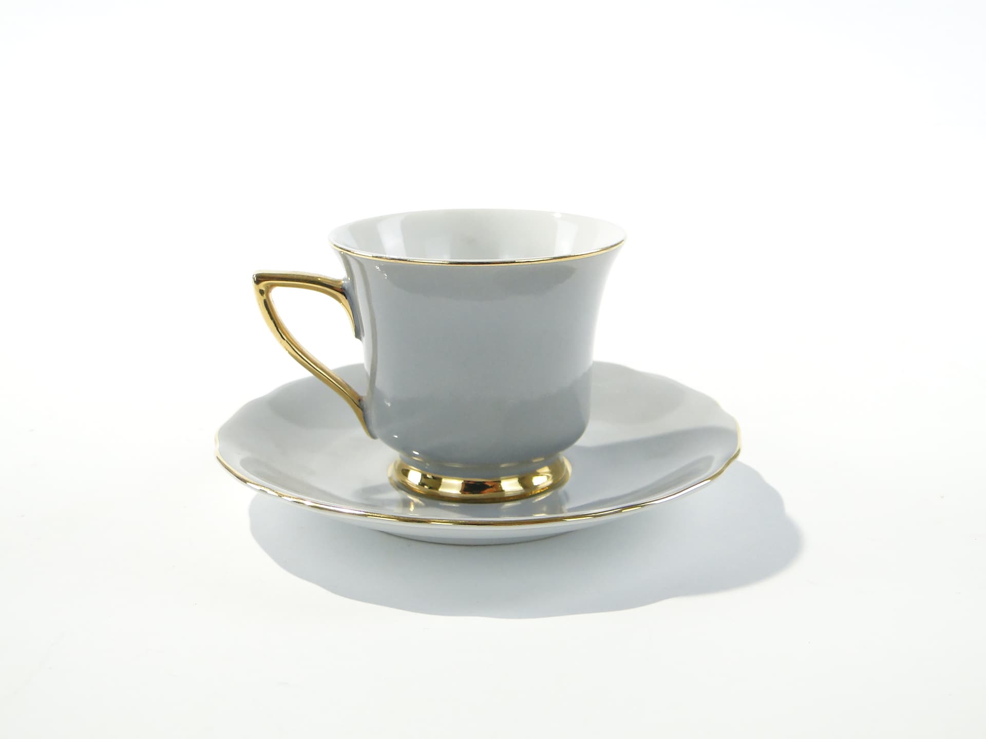 Filiżanka do espresso Windsor, porcelana biała szkliwiona złocona, lata 50. - 372163