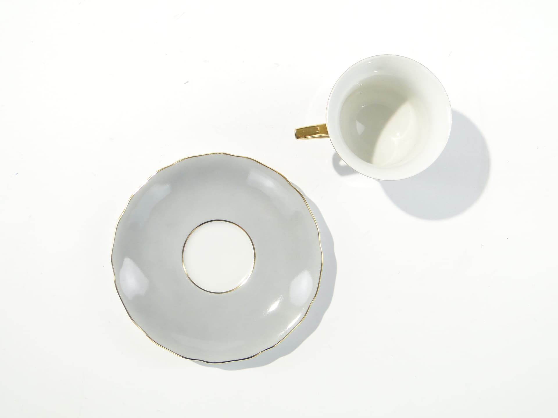 Filiżanka do espresso Windsor, porcelana biała szkliwiona złocona, lata 50. - 372165