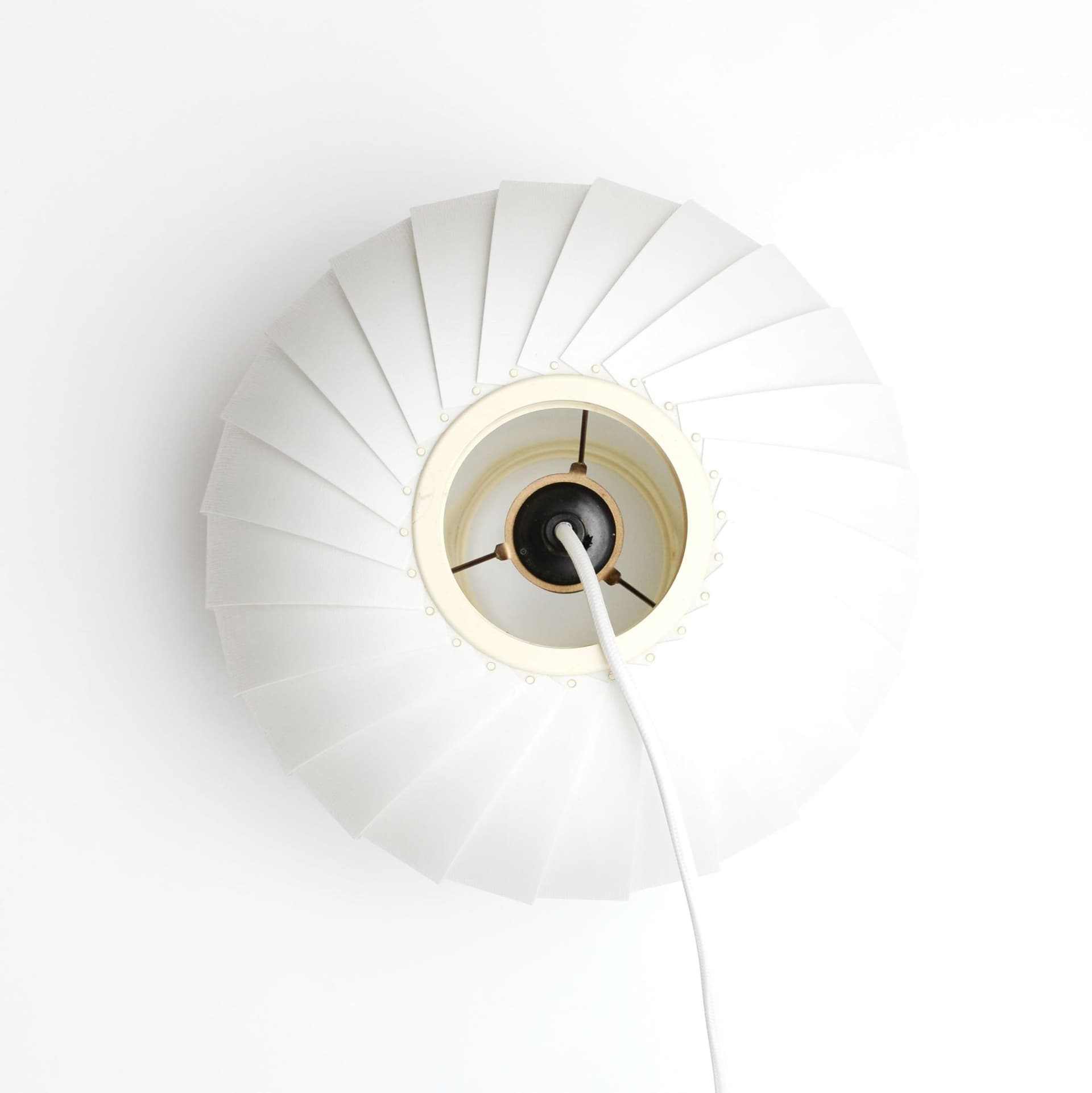 Lampa wisząca Menuett, biały, plastik, proj. L. Schiøler, Dania, lata 70. - 372547