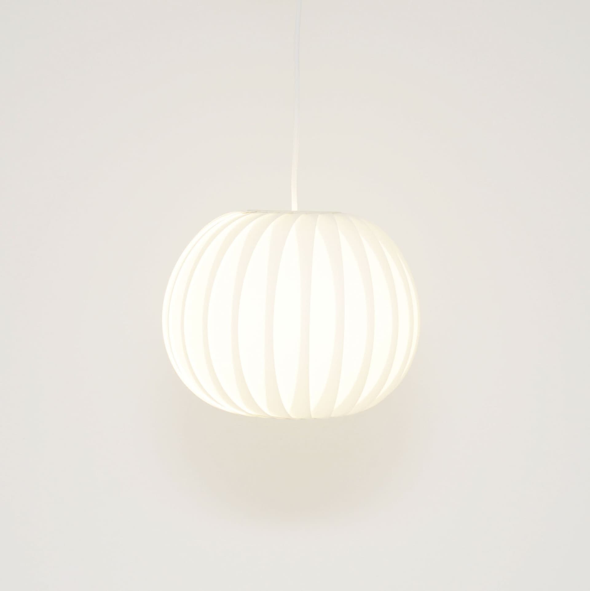 Lampa wisząca Menuett, biały, plastik, proj. L. Schiøler, Dania, lata 70. - 372546