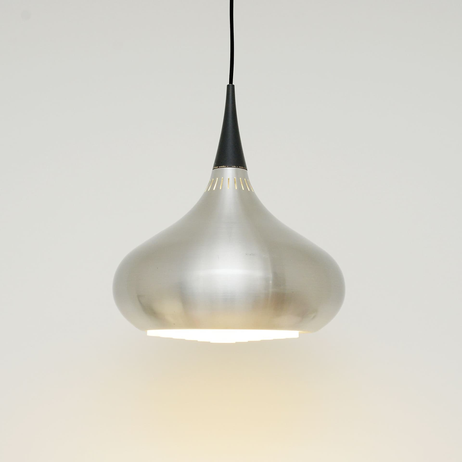 Lampa wisząca Orient, aluminium srebrny, drewno brązowy, proj. J. Hammerborg, Dania, lata 60. - 372563