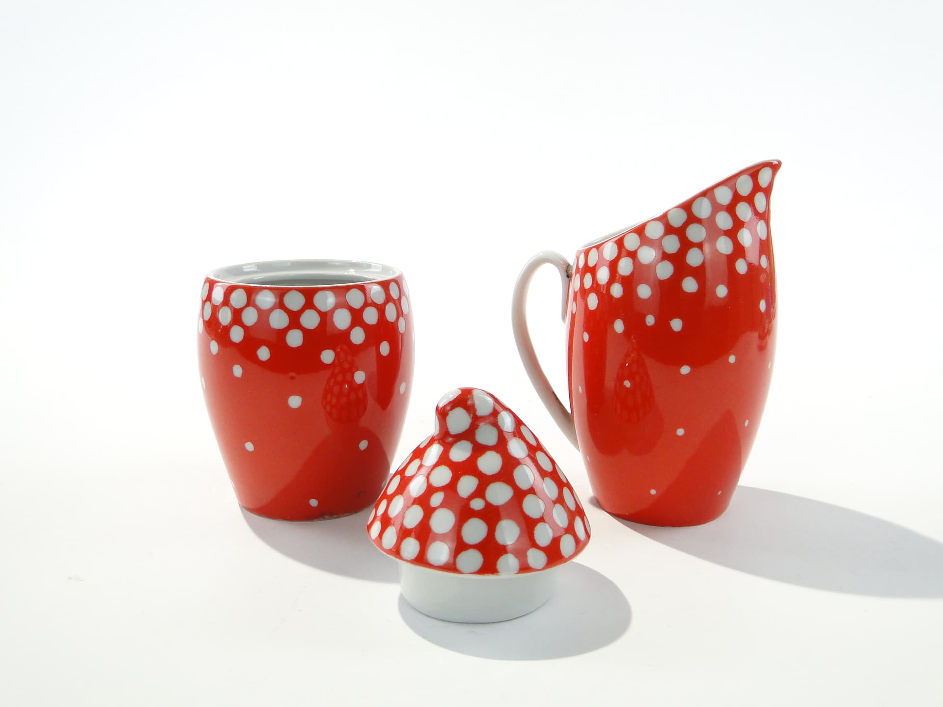Komplet cukiernica i mlecznik Tom, czerwony biały, porcelana, proj. J. Steckiewicz, Zakłady Porcelany Stołowej w Wałbrzychu, lata 50. - 372622