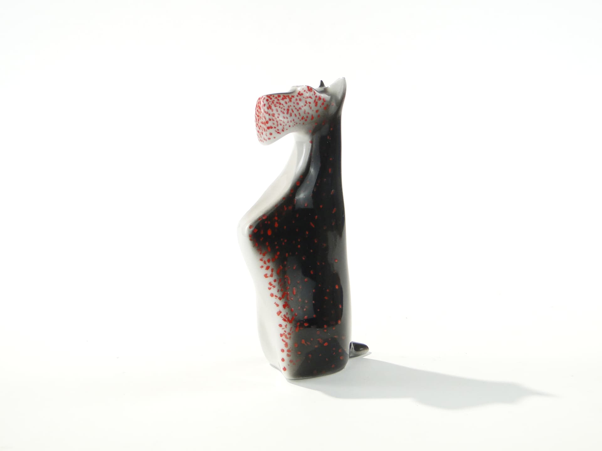 Figurka Terrier Szkocki, porcelana czarna biała czerwona, proj. M. Naruszewicz, Ćmielów, Polska, lata 60. - 372682