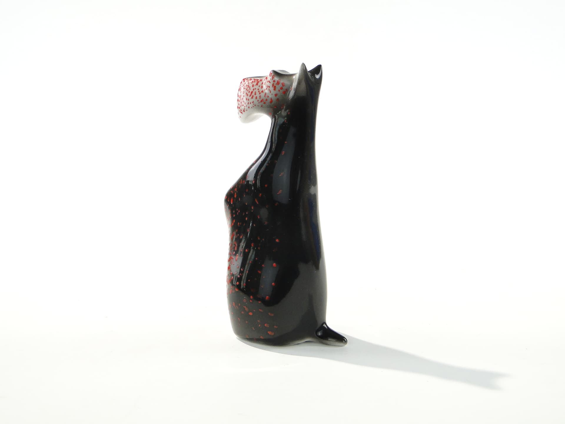 Figurka Terrier Szkocki, porcelana czarna biała czerwona, proj. M. Naruszewicz, Ćmielów, Polska, lata 60. - 372681