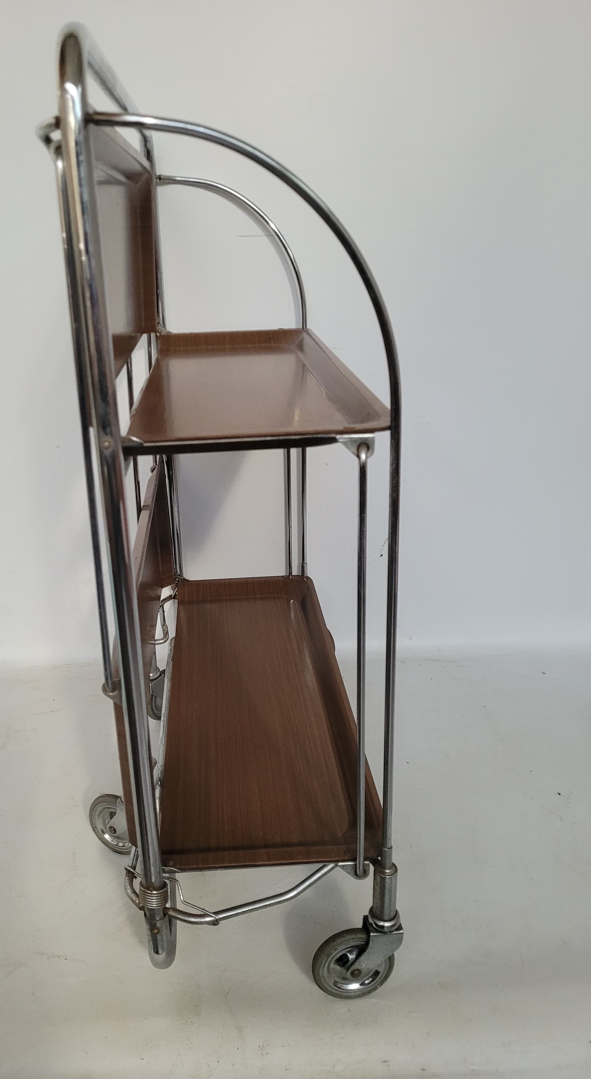 Stolik pomocniczy mobilny, brązowy, stal chromowana, lata 60. - 372738