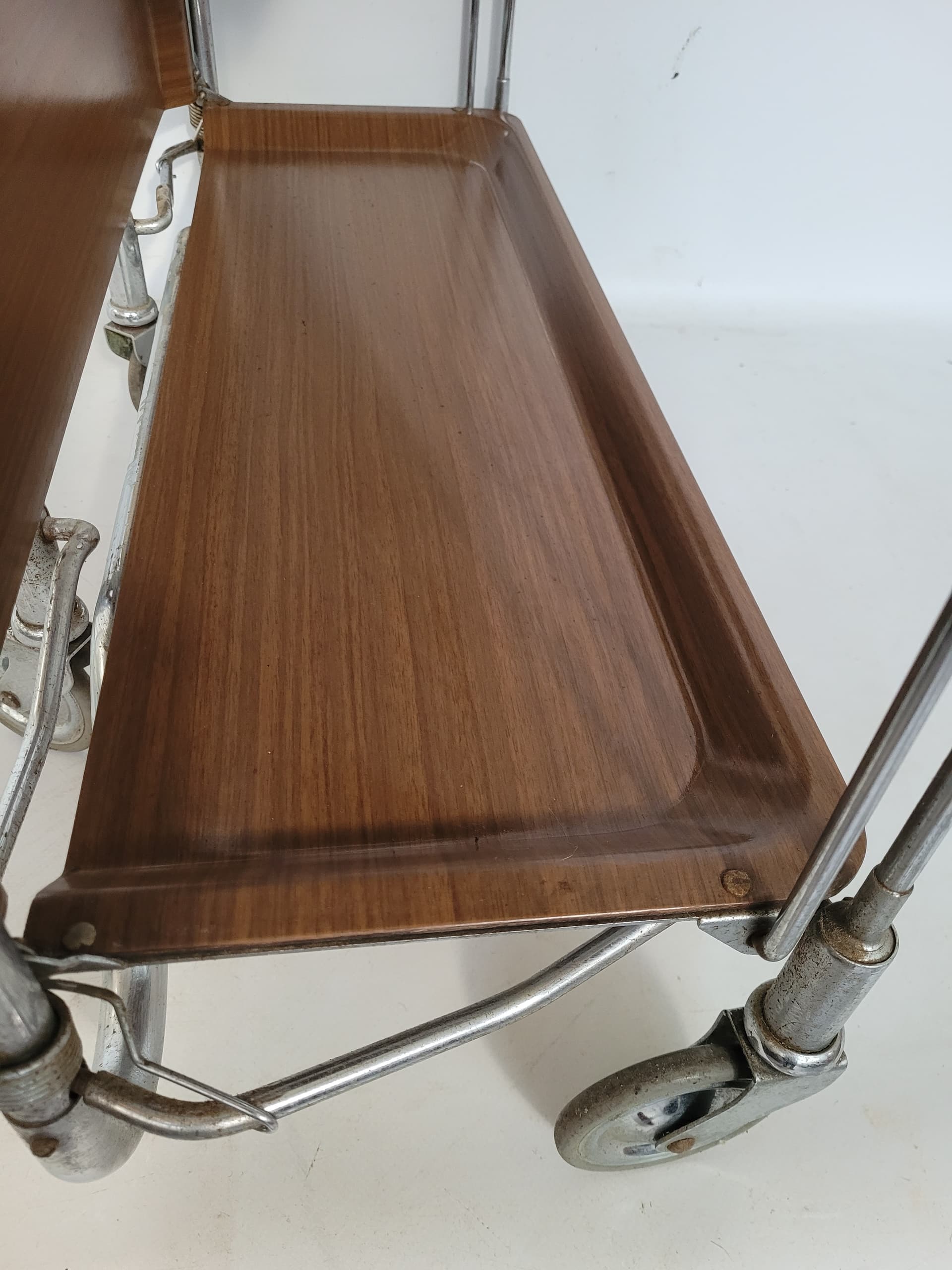 Stolik pomocniczy mobilny, brązowy, stal chromowana, lata 60. - 372743