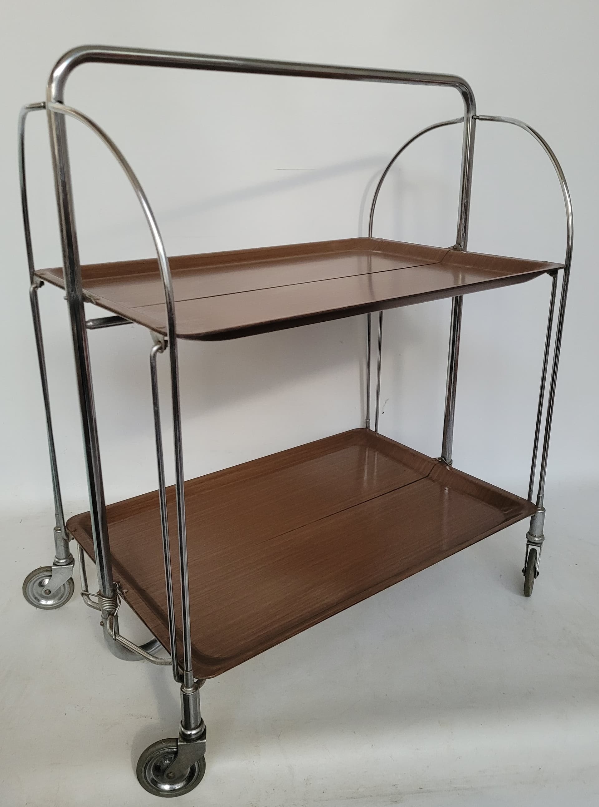 Stolik pomocniczy mobilny, brązowy, stal chromowana, lata 60. - 372734