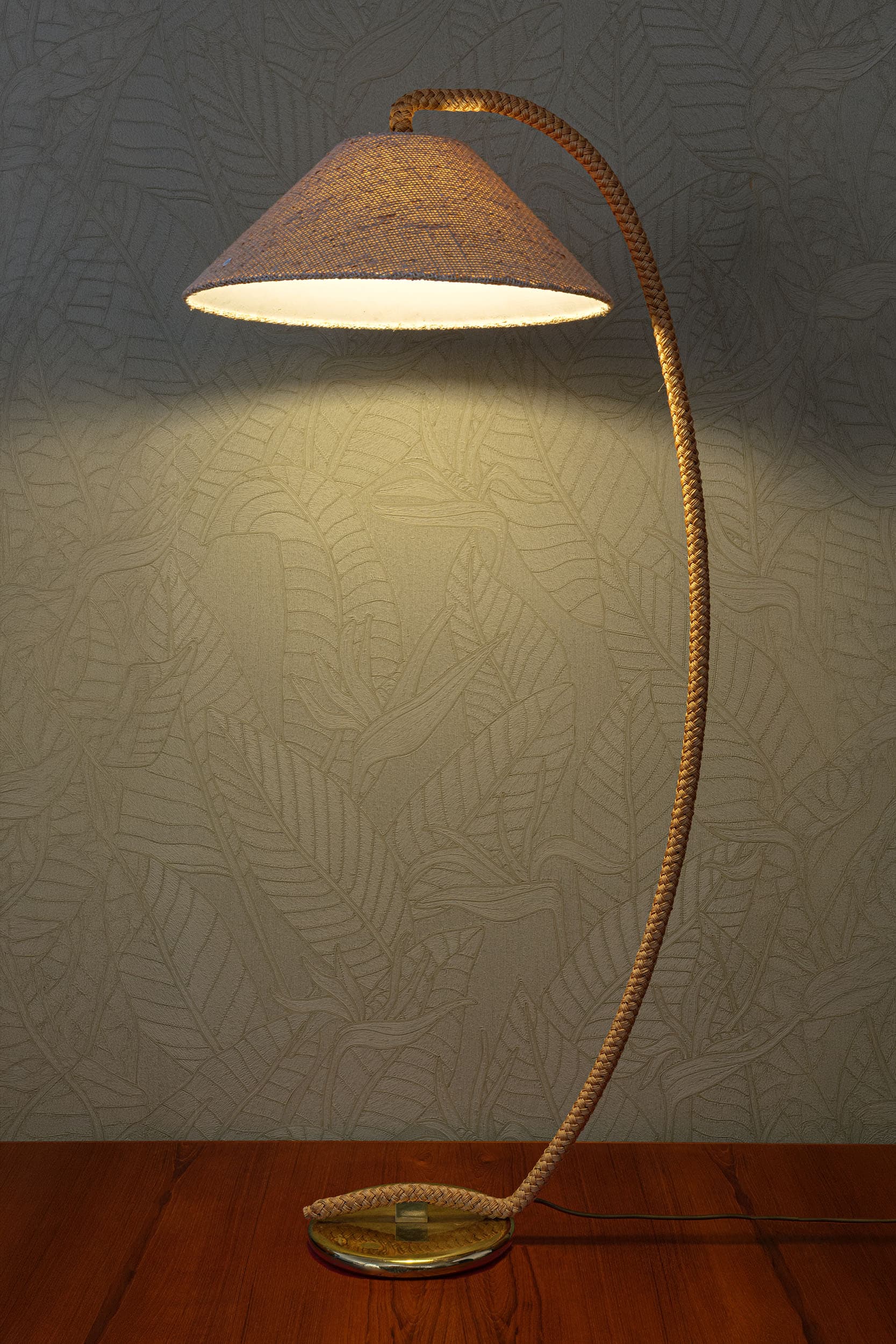 Lampa podłogowa łukowa, brązowy, tkanina, mosiądz, Dania, lata 70. - 372826