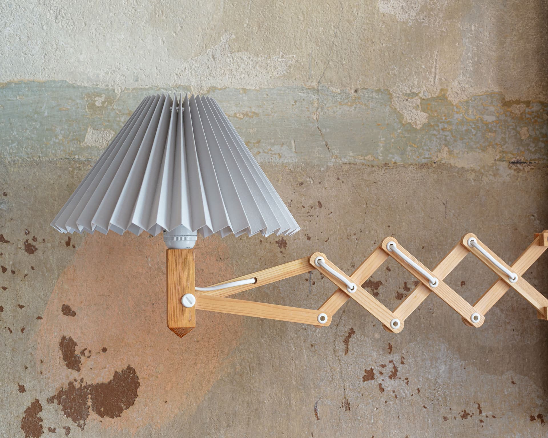 Lampa ścienna nożycowa, drewno jasnobrązowe, tkanina szara, Dania, lata 90. - 372880