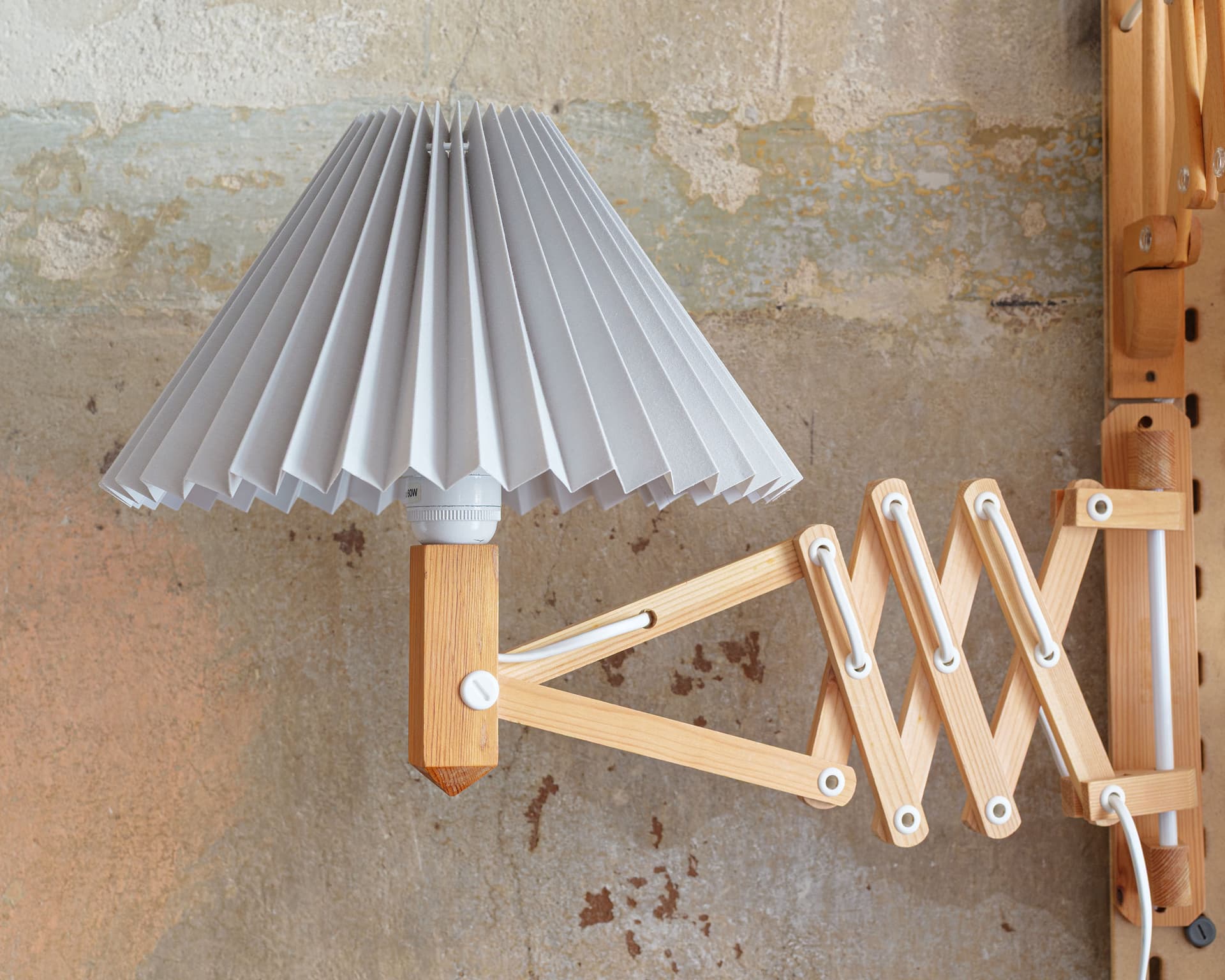 Lampa ścienna nożycowa, drewno jasnobrązowe, tkanina szara, Dania, lata 90. - 372878
