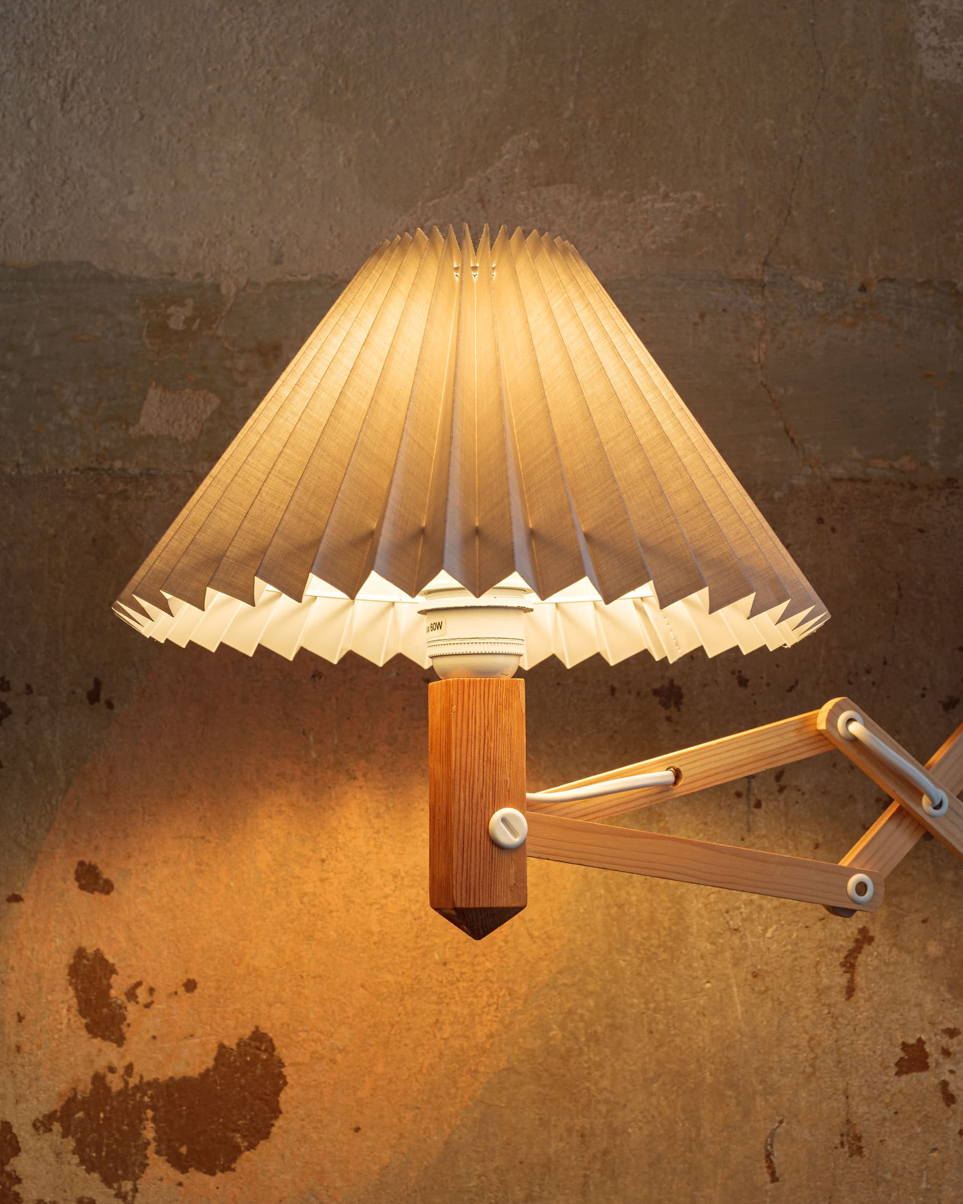 Lampa ścienna nożycowa, drewno jasnobrązowe, tkanina szara, Dania, lata 90. - 372879