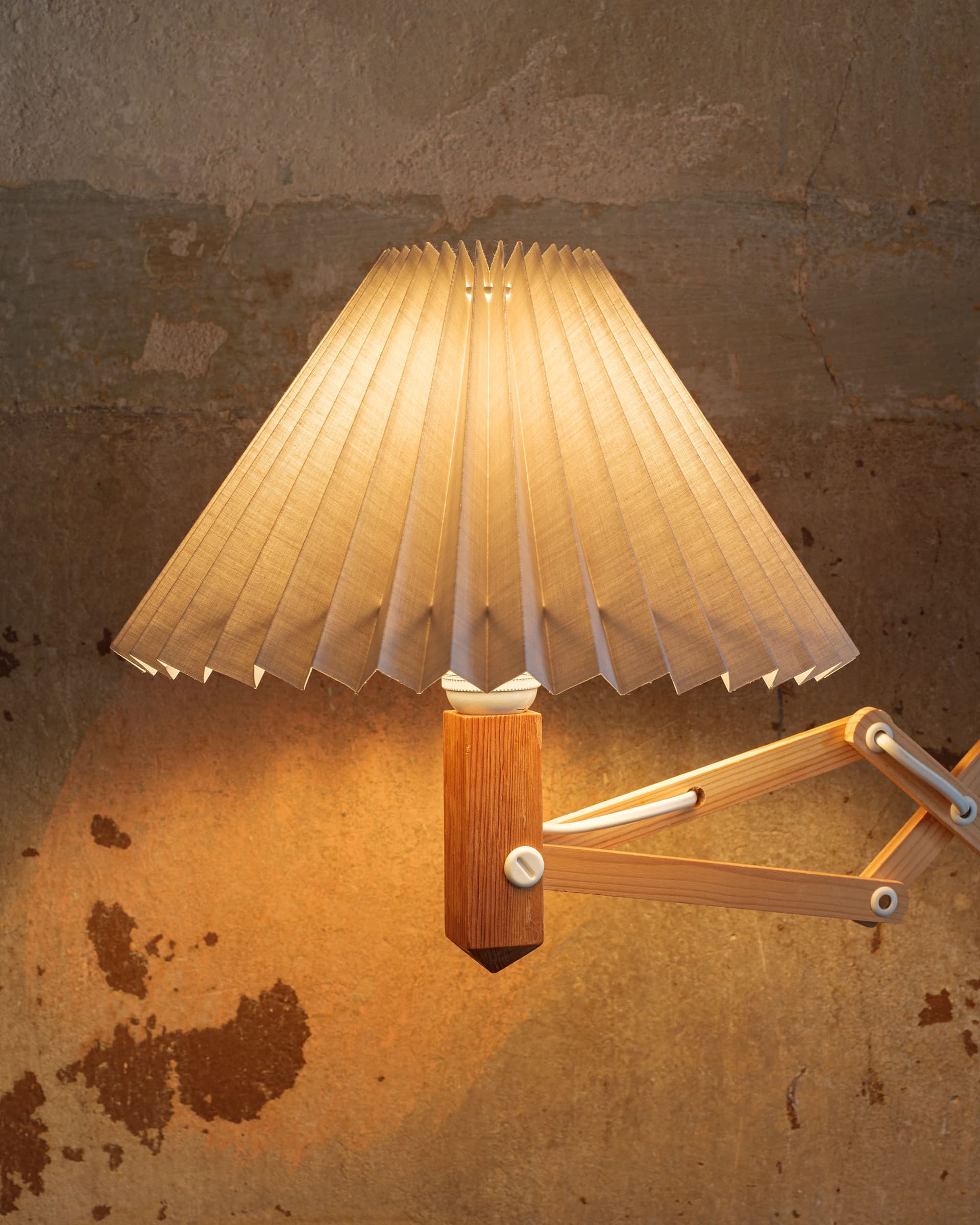 Lampa ścienna nożycowa, drewno jasnobrązowe, tkanina szara, Dania, lata 90. - 372881