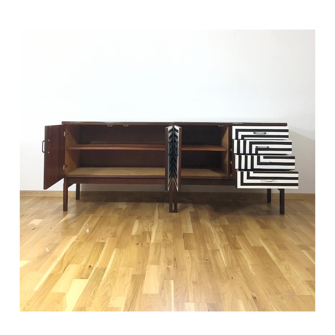 Sideboard Op Art, brązowy, drewno, szkło czarne, Polska, lata 70. - 373554