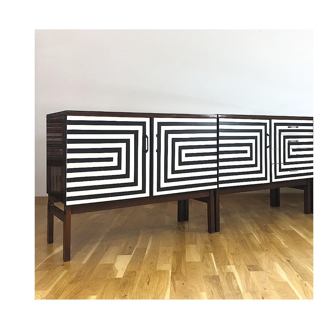 Sideboard Op Art, brązowy, drewno, szkło czarne, Polska, lata 70. - 373556