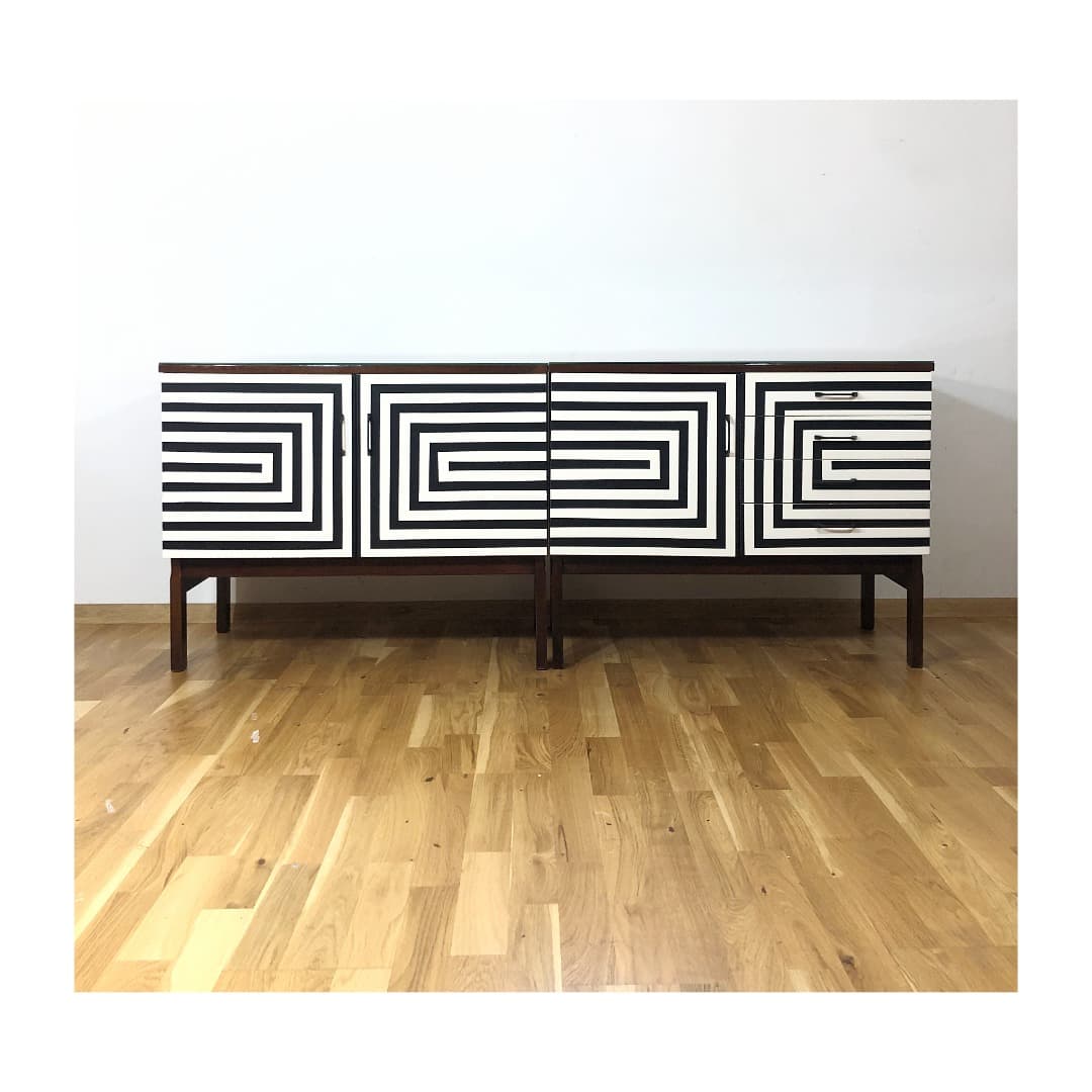 Sideboard Op Art, brązowy, drewno, szkło czarne, Polska, lata 70. - 373552