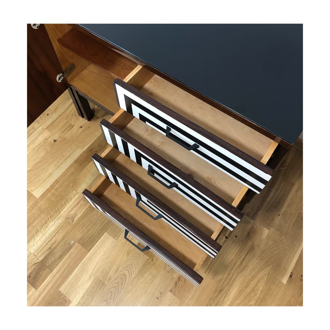 Sideboard Op Art, brązowy, drewno, szkło czarne, Polska, lata 70. - 373555