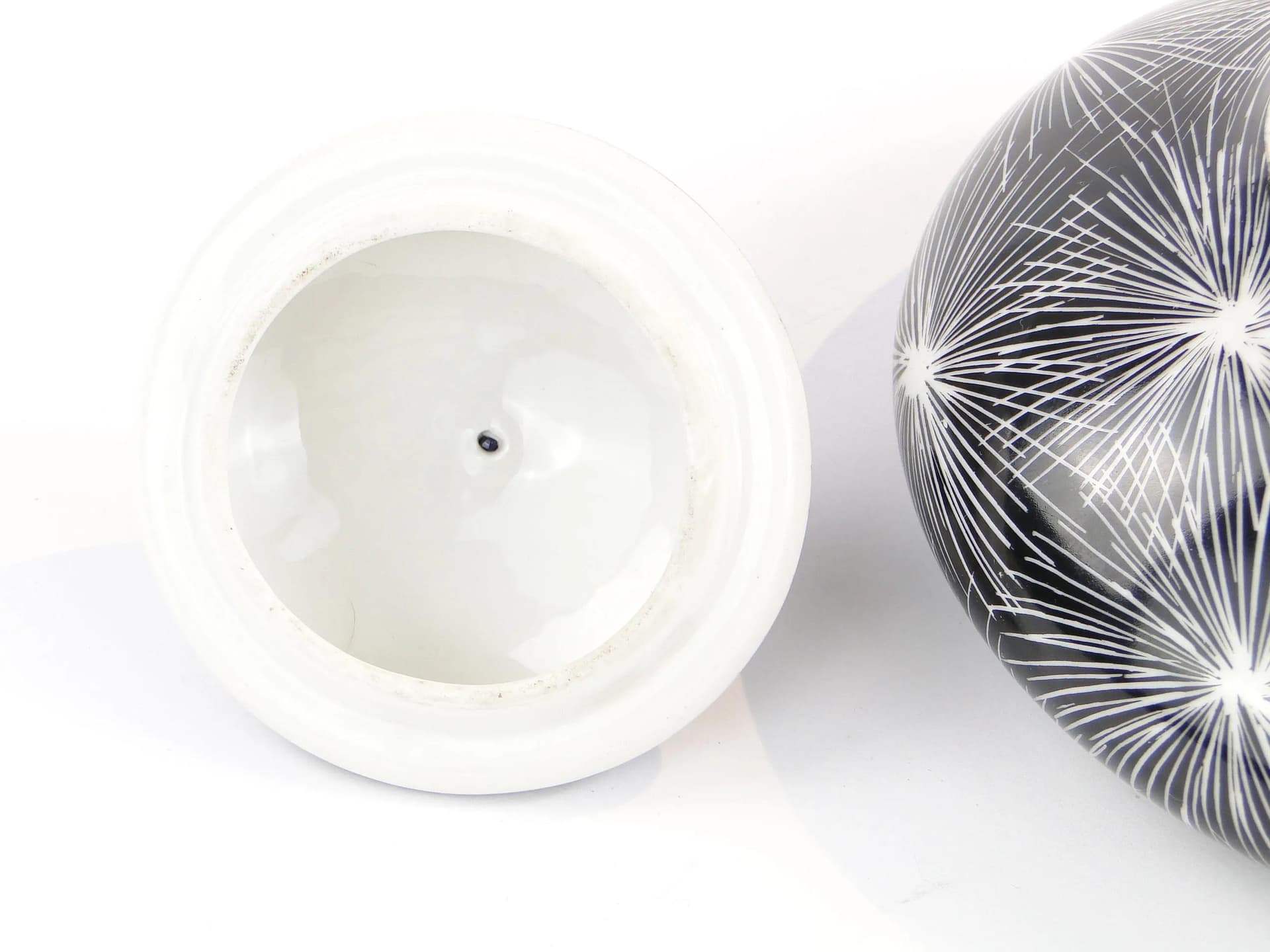 Bonbonniere Dmuchawce, New Look, black porcelain, by L. Pokornianka, Poland, 1960s - 27243