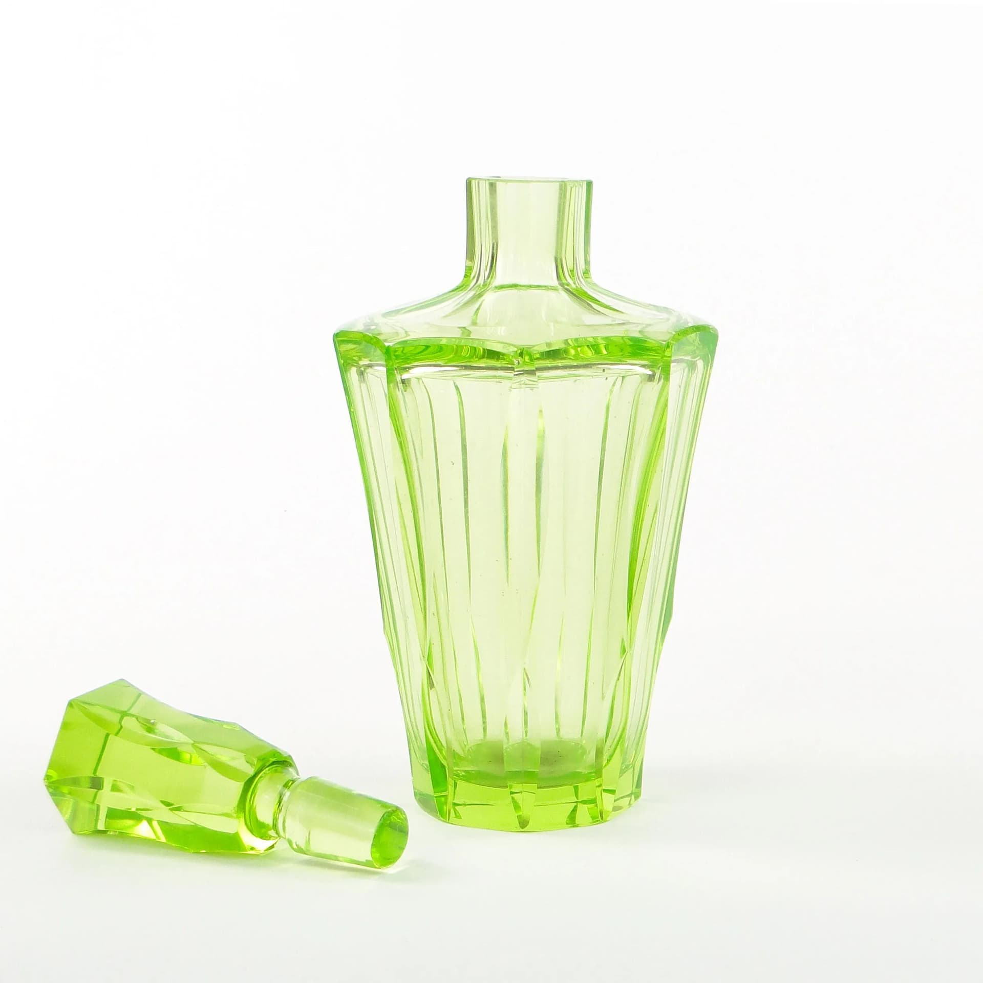 Karafka art déco, szkło uranowe żółty, Polska, lata 30. - 27210