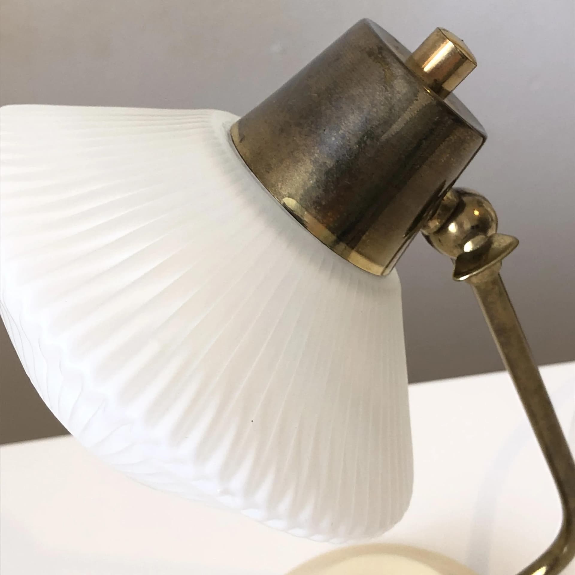 Lampka nocna, beżowy metal, szkło białe, Niemcy, lata 60. - 27373