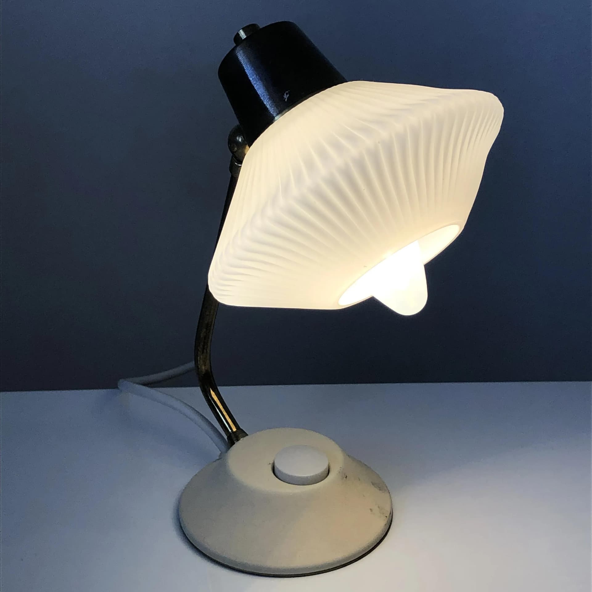 Lampka nocna, beżowy metal, szkło białe, Niemcy, lata 60. - 27375