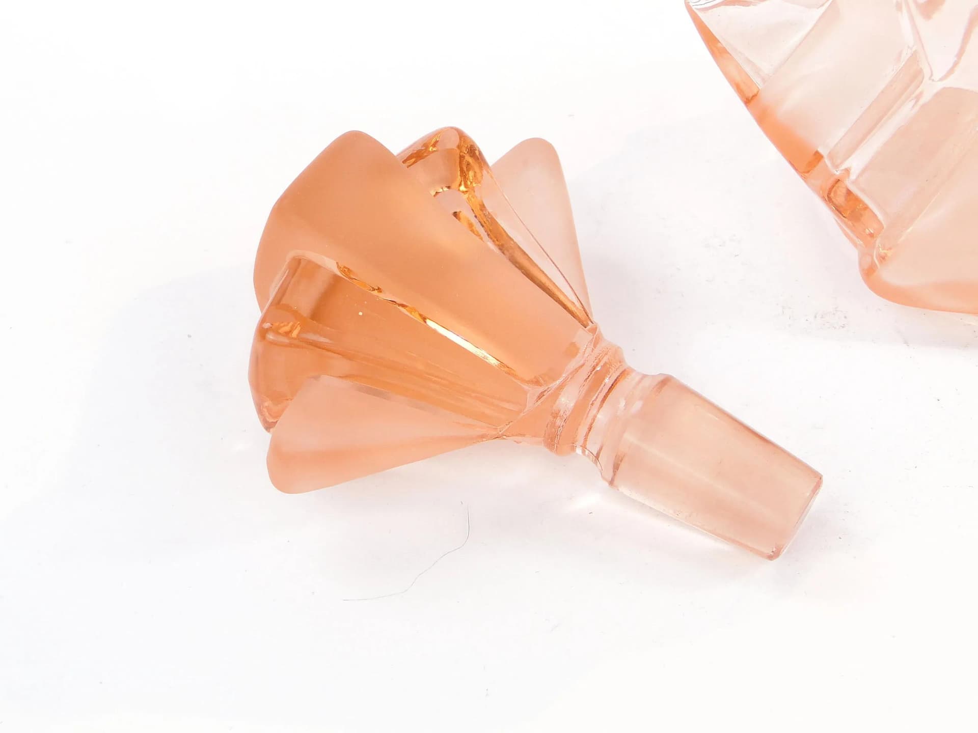 Karafka Art Deco, rozalin, szkło, Polska, lata 30. - 27404