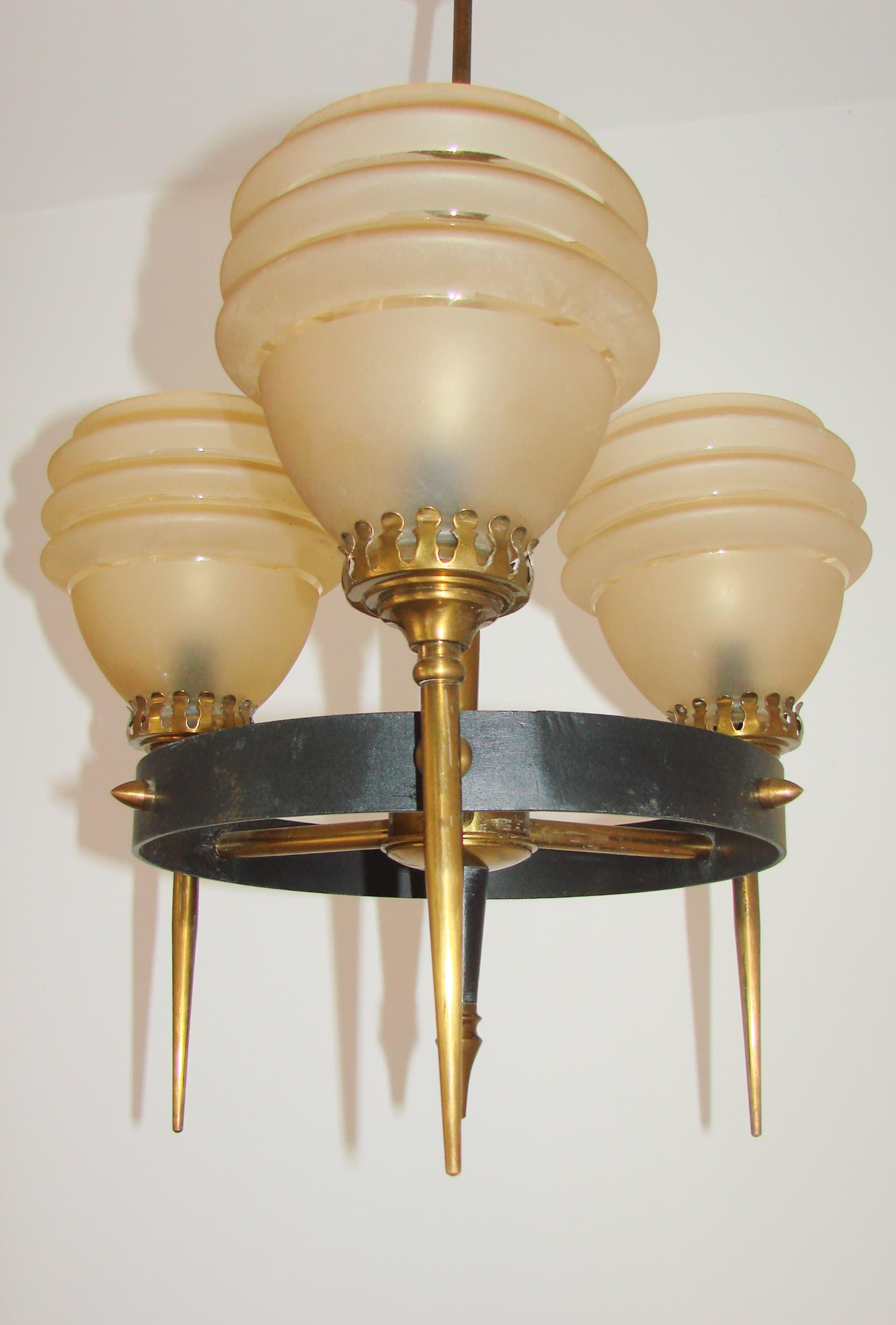 Żyrandol Mid-Century Modern, mosiądz złoty, szkło kremowy, metal czarny, lata 60. - 377384