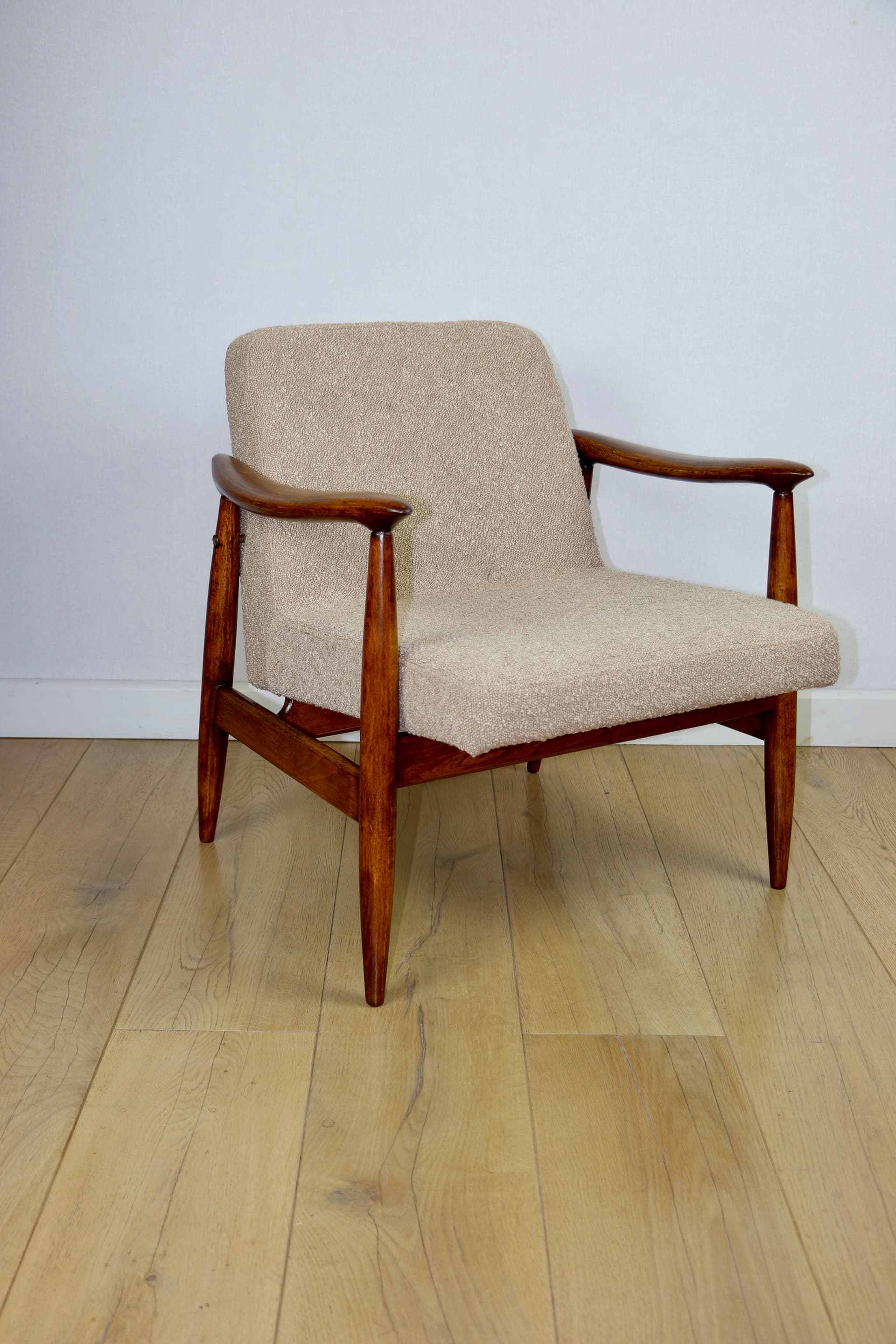 Fotel GFM 300-202, boucle beżowy-złoty, drewno brązowy, proj. J. Kędziorek, Polska, lata 70. - 377545