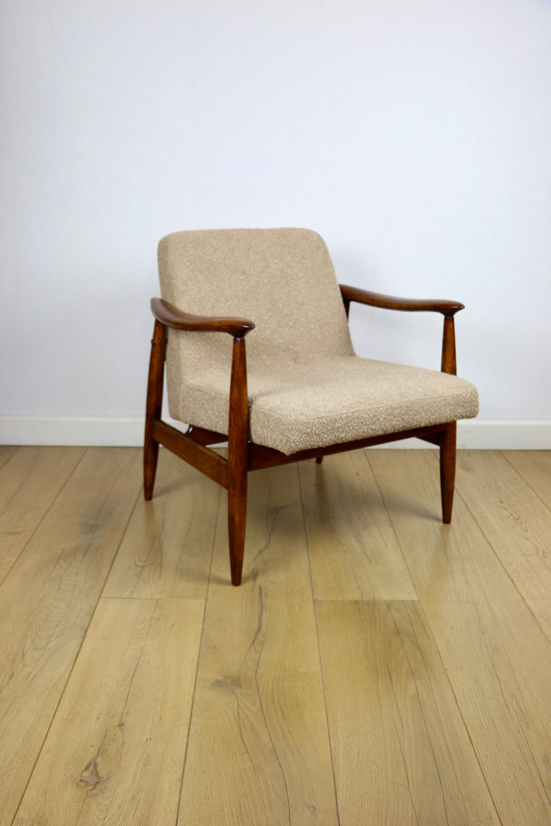 Fotel GFM 300-202, boucle beżowy-złoty, drewno brązowy, proj. J. Kędziorek, Polska, lata 70. - 377536