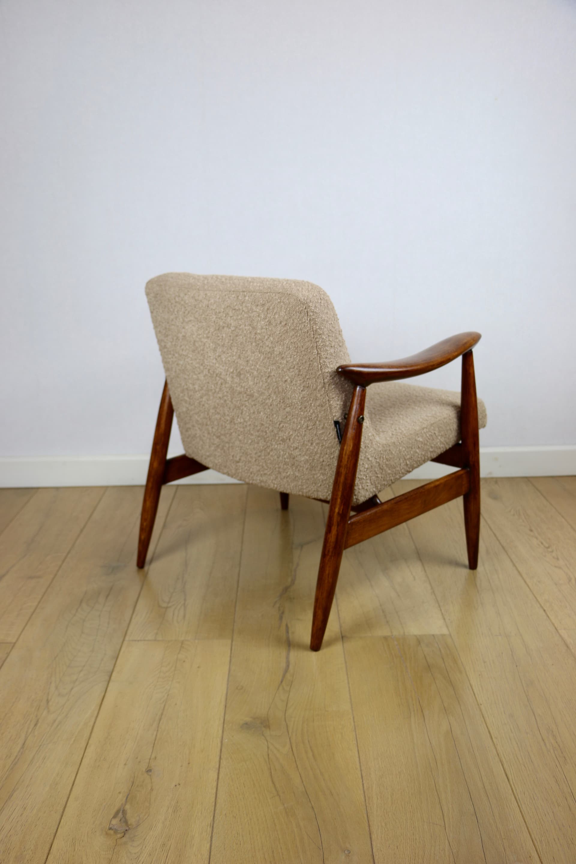 Fotel GFM 300-202, boucle beżowy-złoty, drewno brązowy, proj. J. Kędziorek, Polska, lata 70. - 377535
