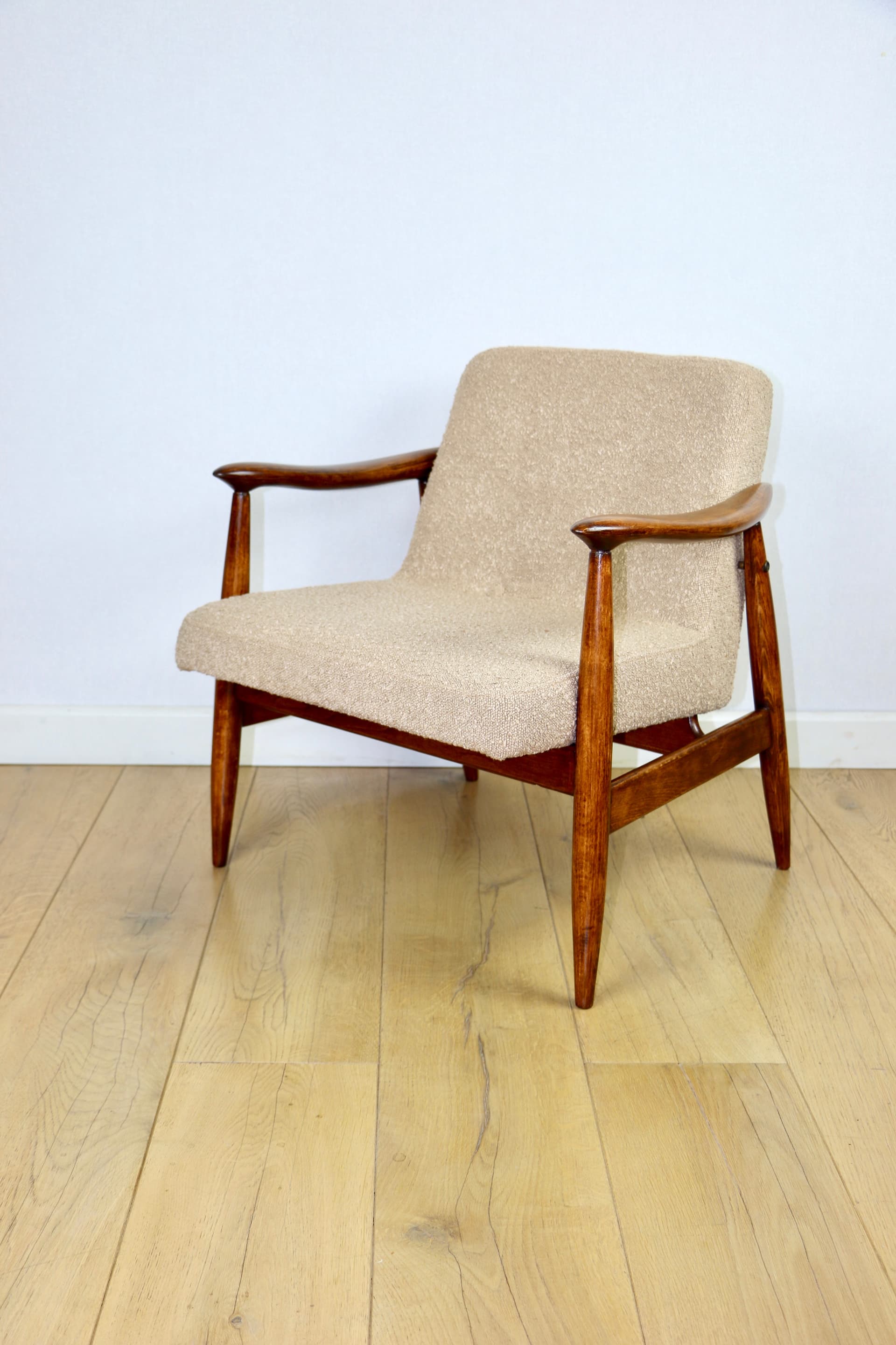 Fotel GFM 300-202, boucle beżowy-złoty, drewno brązowy, proj. J. Kędziorek, Polska, lata 70. - 377538