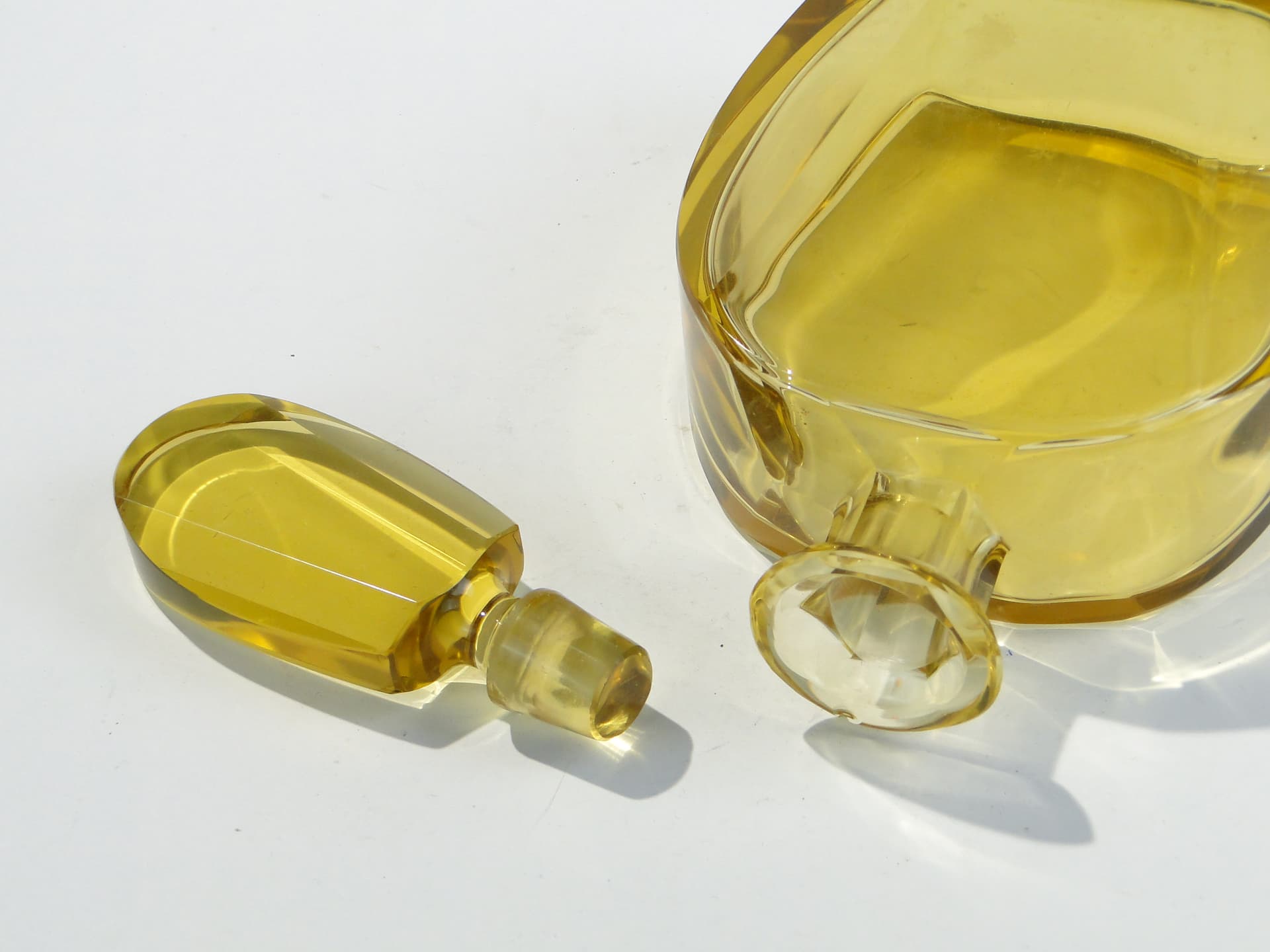Decanter Art Deco, yellow crystal, attributed to Moser, 1930s - 377896