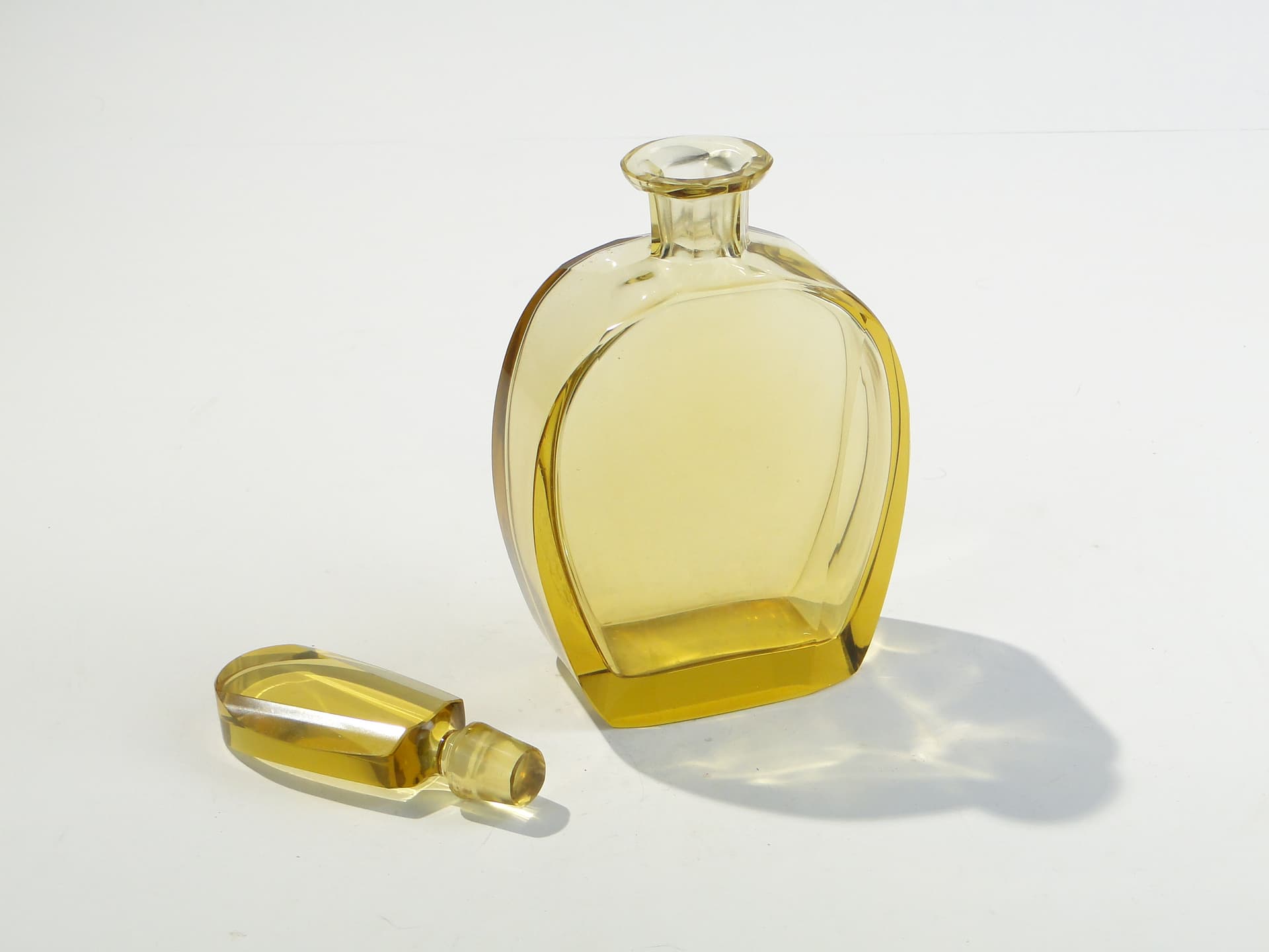 Decanter Art Deco, yellow crystal, attributed to Moser, 1930s - 377893