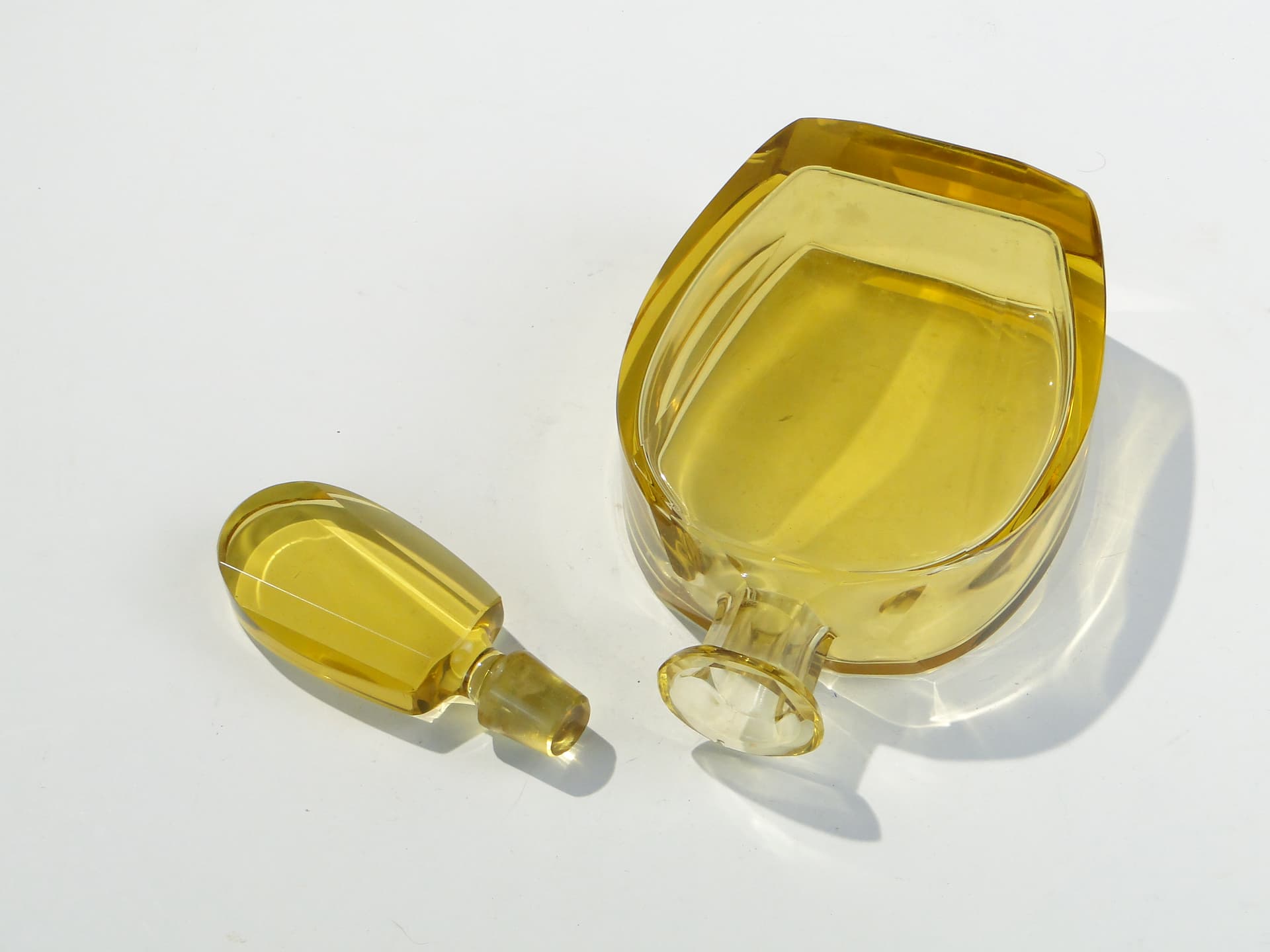Decanter Art Deco, yellow crystal, attributed to Moser, 1930s - 377895