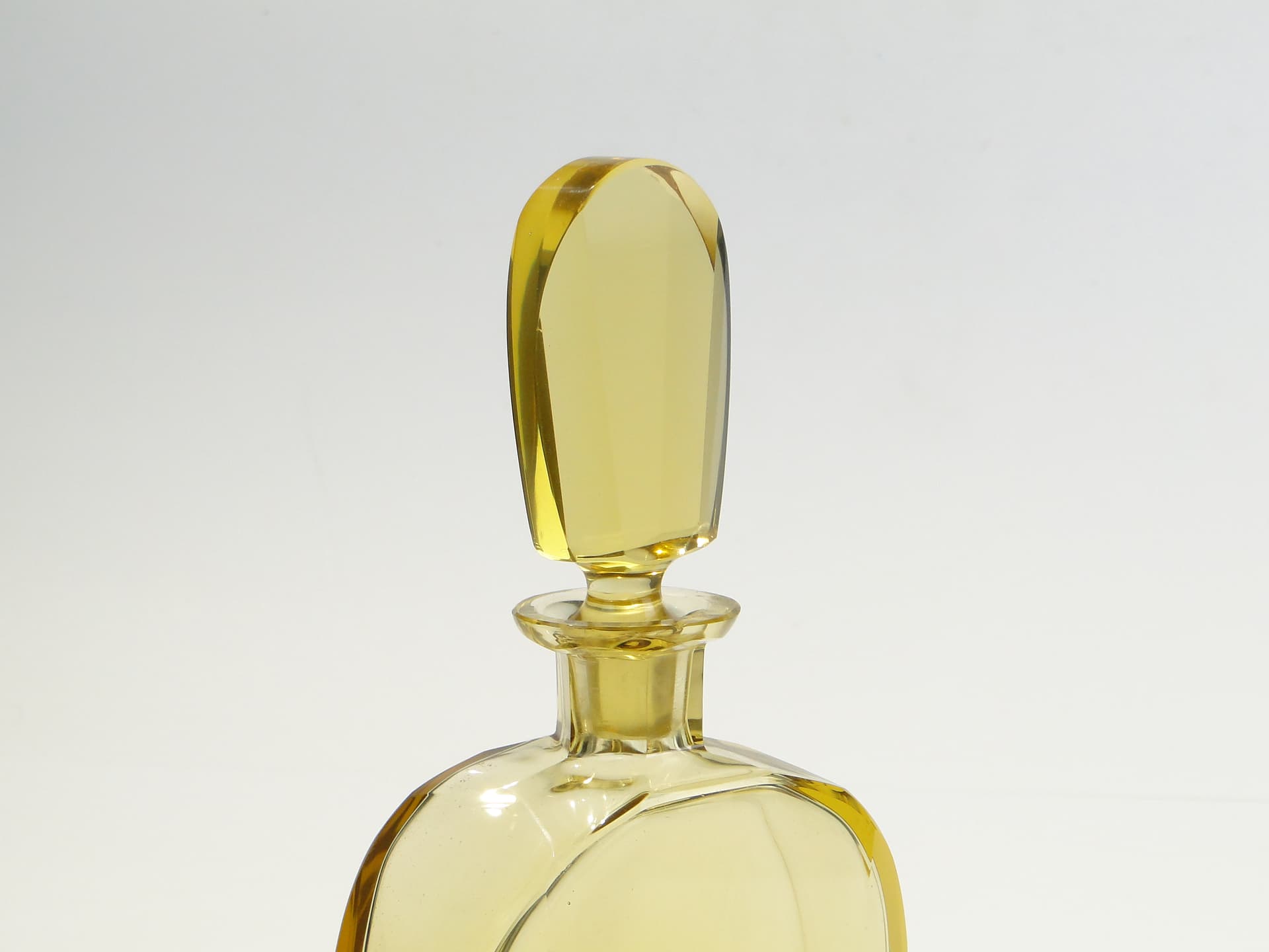 Decanter Art Deco, yellow crystal, attributed to Moser, 1930s - 377891