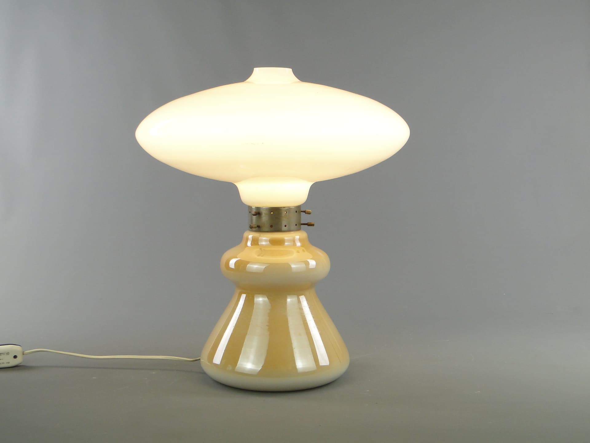 Lampa stołowa, brązowy szkło, biały szkło, metal, Zakłady Elektryczne Virtpol, Polska, lata 50. - 377990