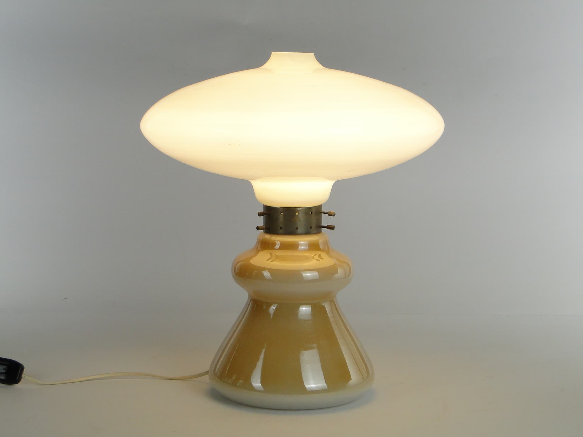 Lampa stołowa, brązowy szkło, biały szkło, metal, Zakłady Elektryczne Virtpol, Polska, lata 50. - 377998
