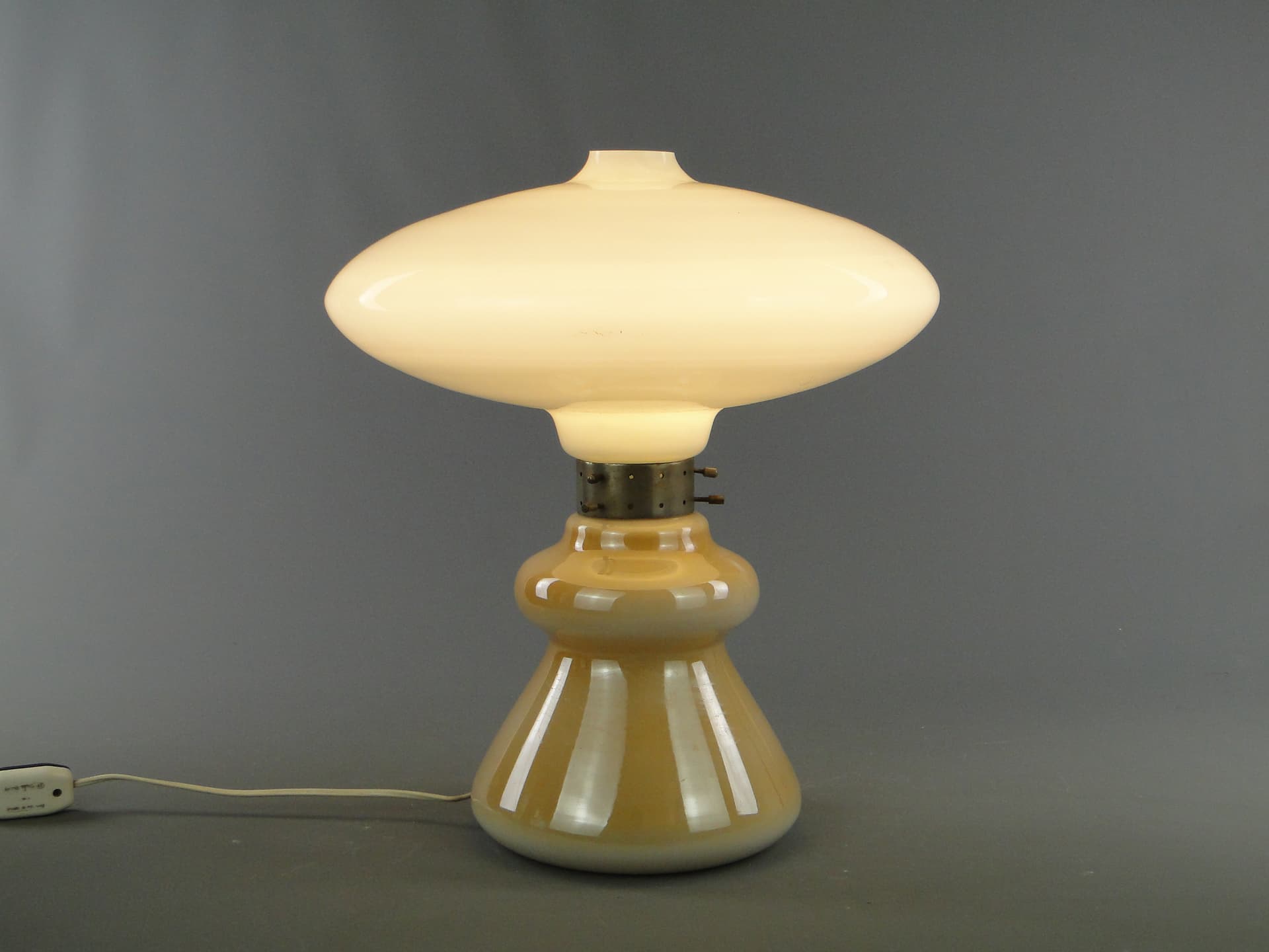 Lampa stołowa, brązowy szkło, biały szkło, metal, Zakłady Elektryczne Virtpol, Polska, lata 50. - 377991