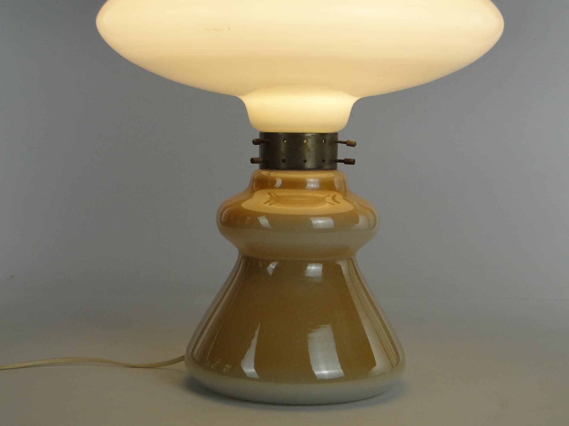 Lampa stołowa, brązowy szkło, biały szkło, metal, Zakłady Elektryczne Virtpol, Polska, lata 50. - 377988