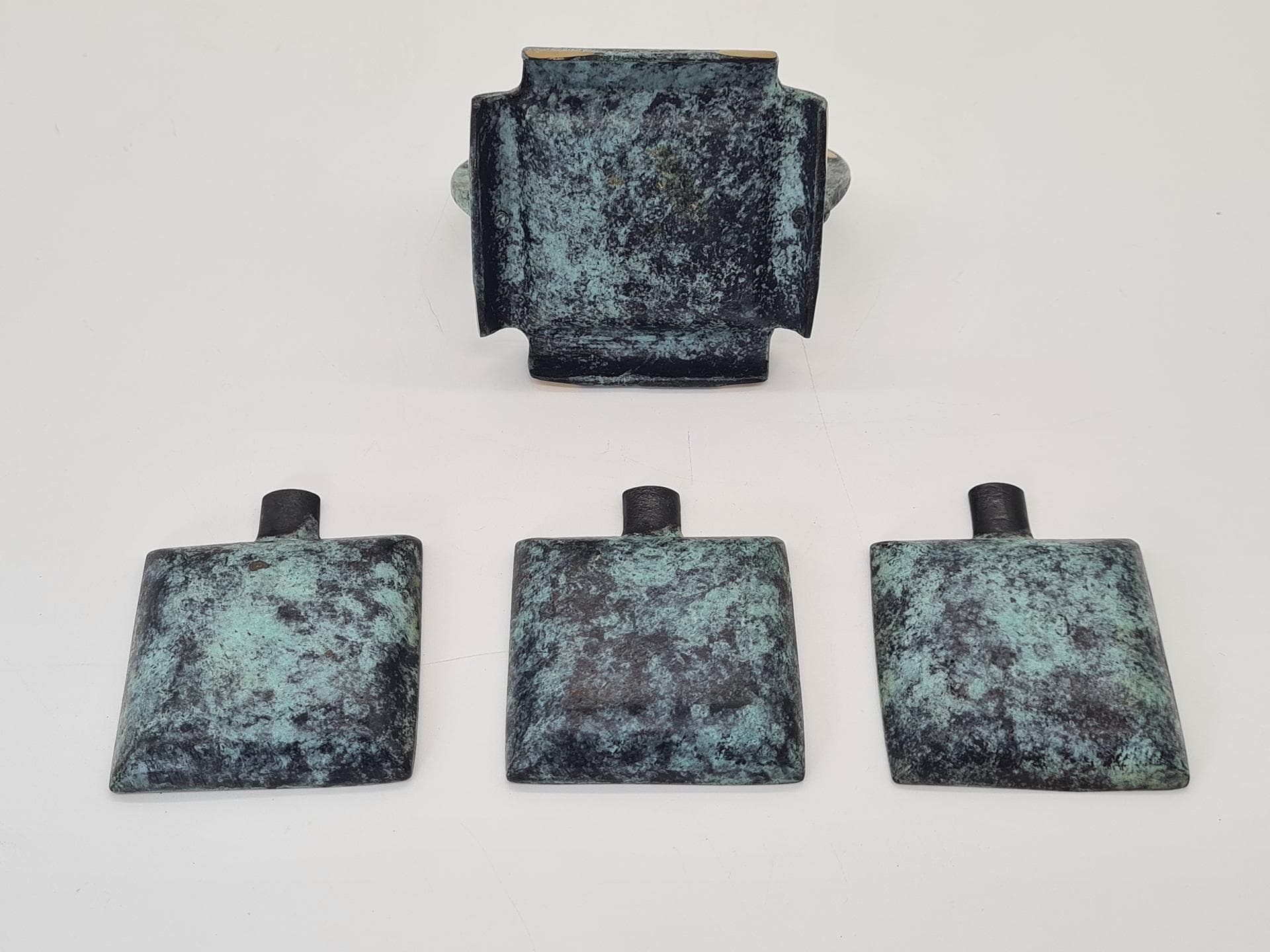 Zestaw trzech popielniczek ze stojakiem, Art déco, metal zielony złocony, lata 30. - 378114
