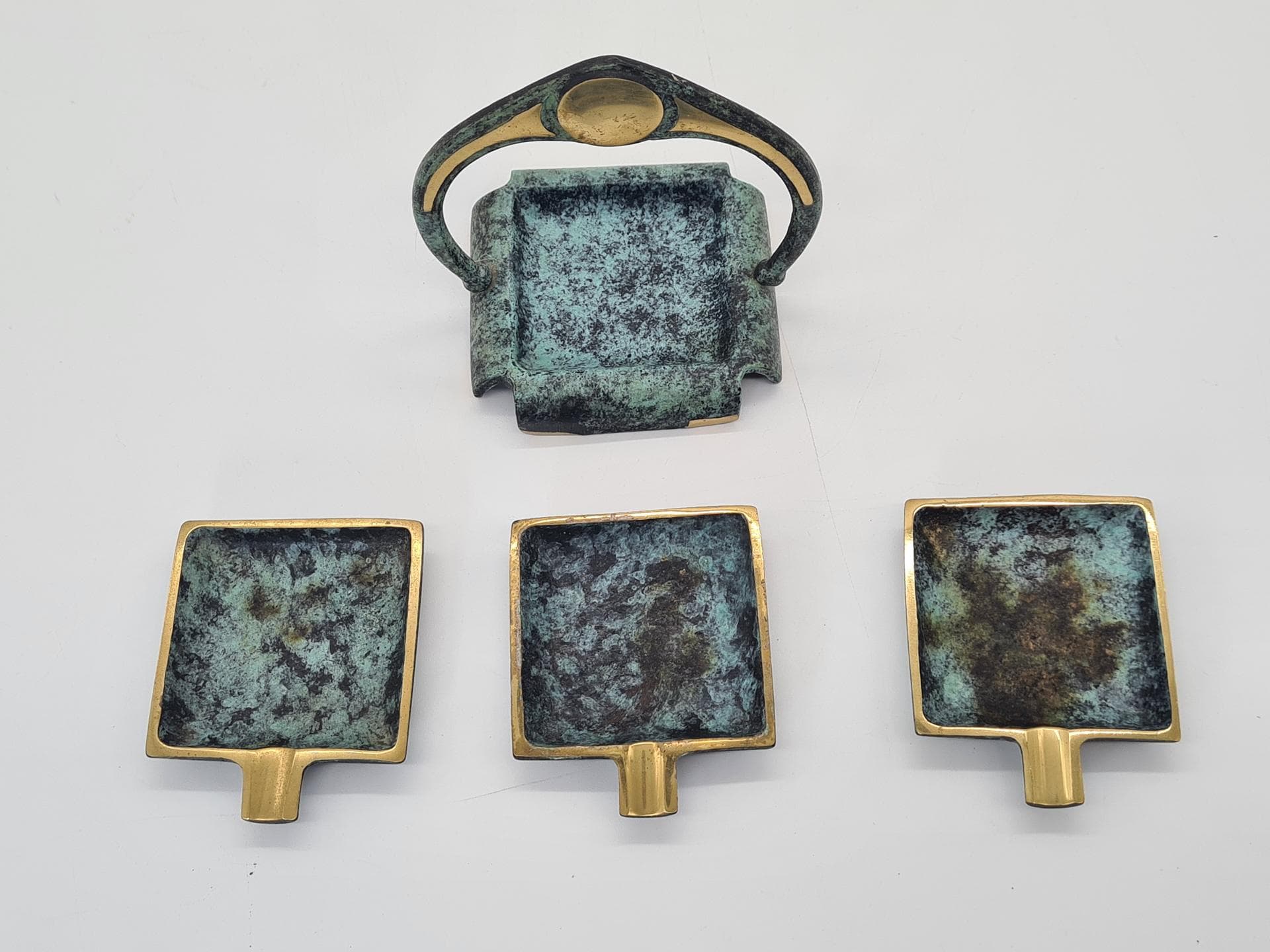 Zestaw trzech popielniczek ze stojakiem, Art déco, metal zielony złocony, lata 30. - 378113